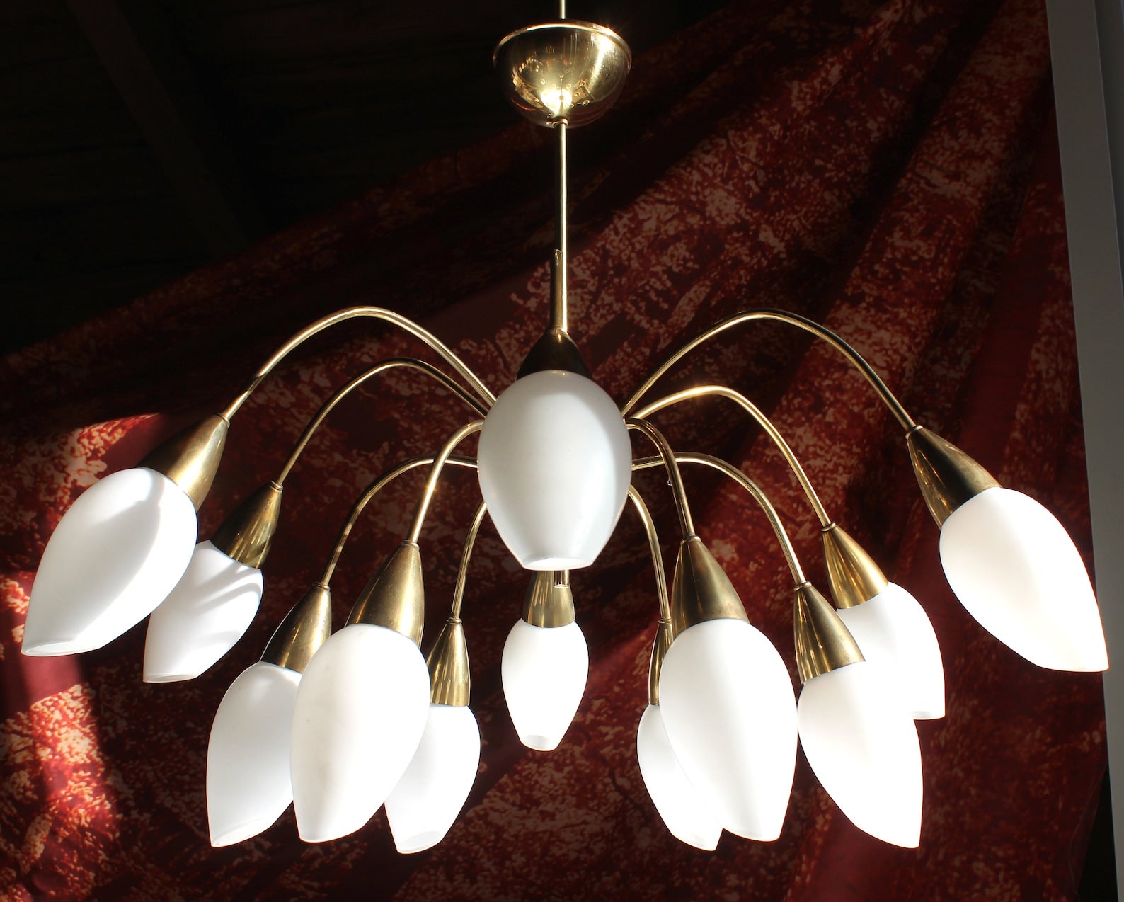 12 Lights chandelier - 1950s- stilnovo type

Polished brass & hand-blown opal glass blossoms
diameter 32