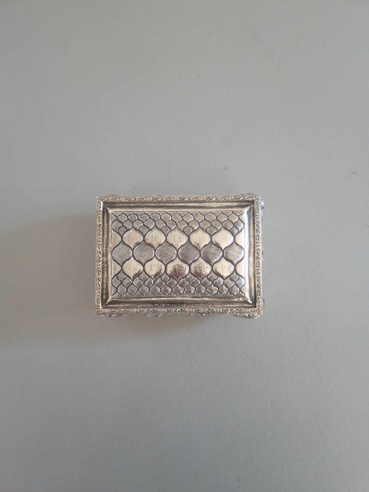 Boîte à trésors en argent sterling de Milan
Édition spéciale de notre collection de boîtes à bijoux en argent sterling.
Fabriqué à Milan - Italie, boîte en argent sterling unique en son genre pour vos trésors.
Le cadeau idéal pour votre