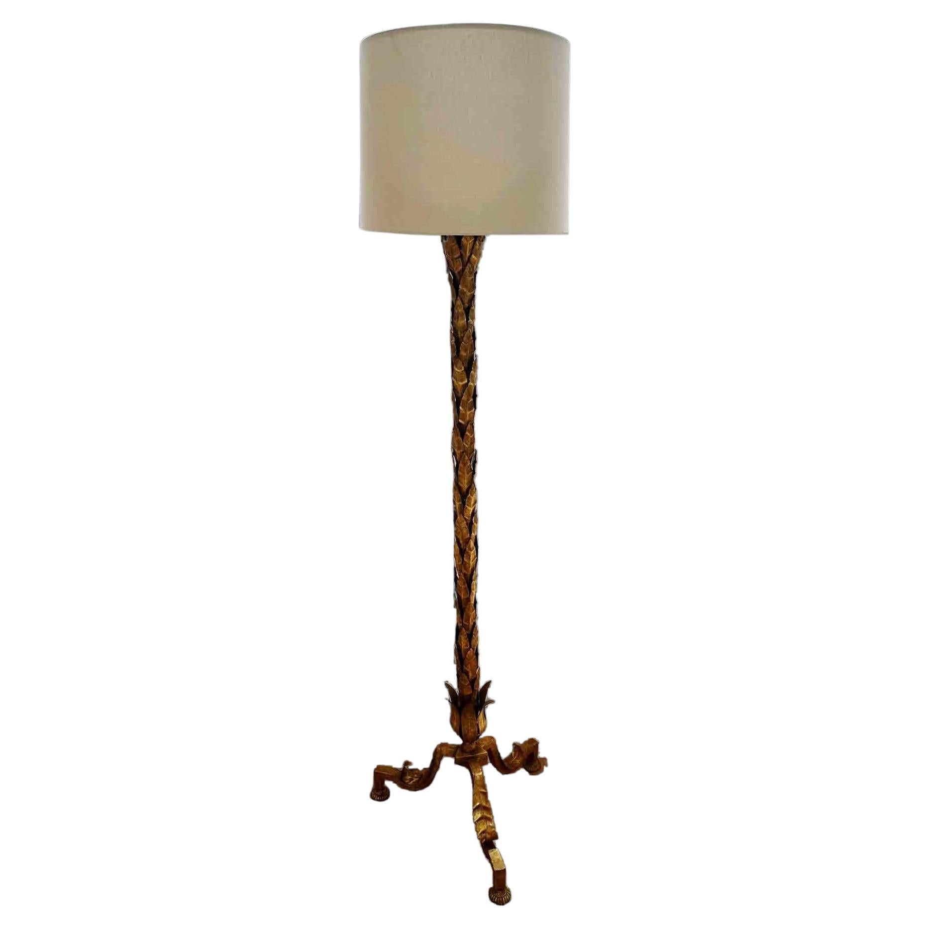 Lámpara de pie en forma de hoja de acero dulce con acabado en oro envejecido, doble casquillo de cadena, recomienda bombillas de 60 vatios cada casquillo,
Pantalla de lino beige incluida