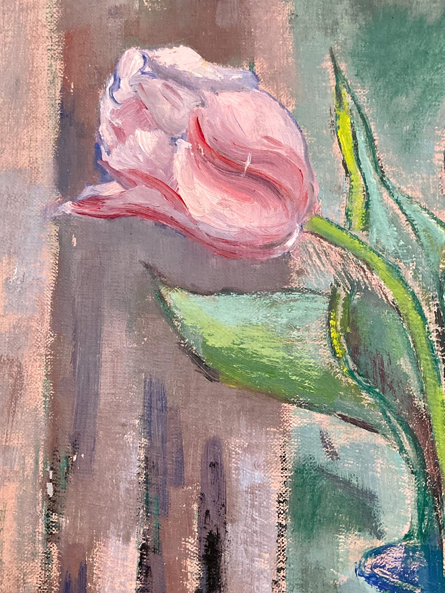 Encantadora pintura al óleo sobre lienzo que representa un colorido bodegón floral en un jarrón azul sobre una mesa de madera. Las flores representadas son un brillante ramo de tulipanes, colocados sin esfuerzo.  La obra está realizada de forma muy