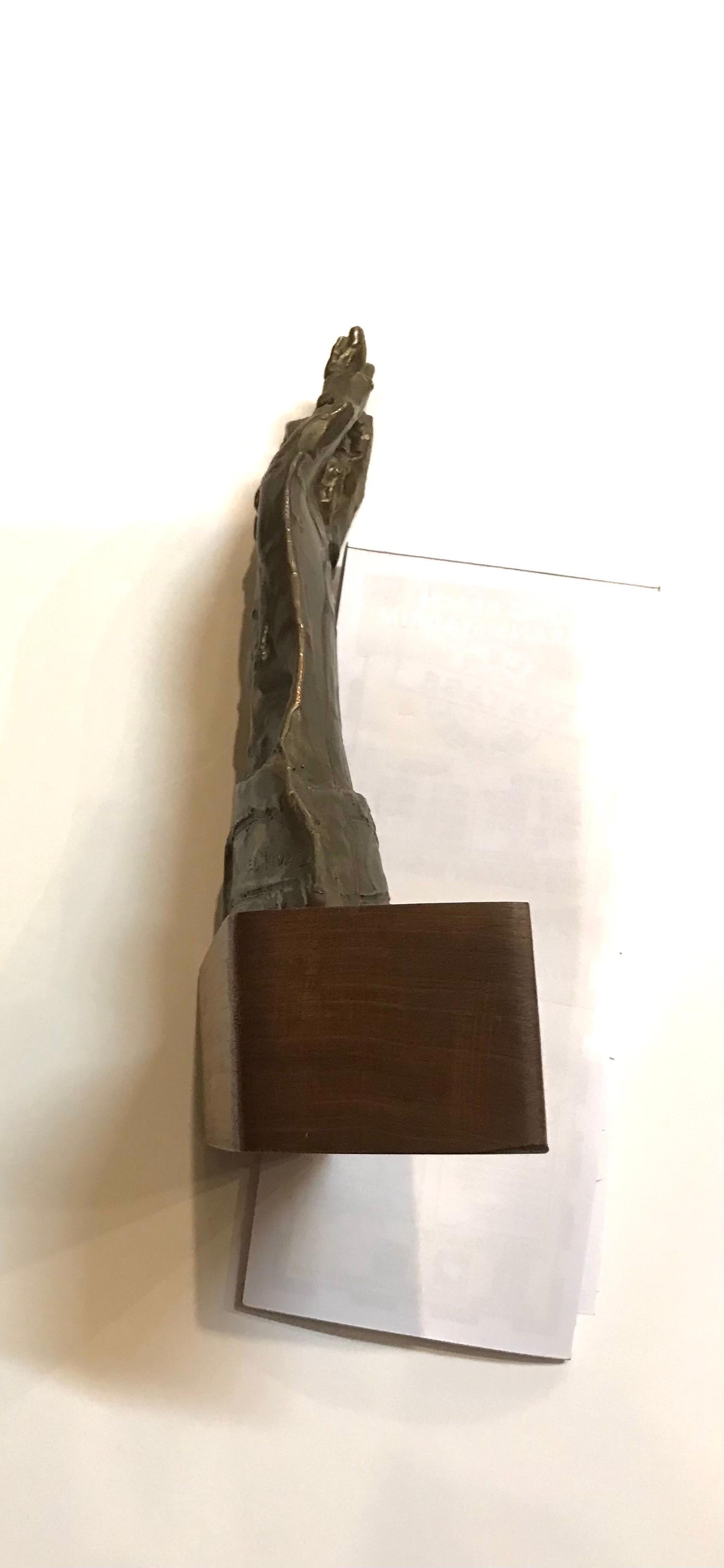 Hombre de pie por Mildred Kouzel 4