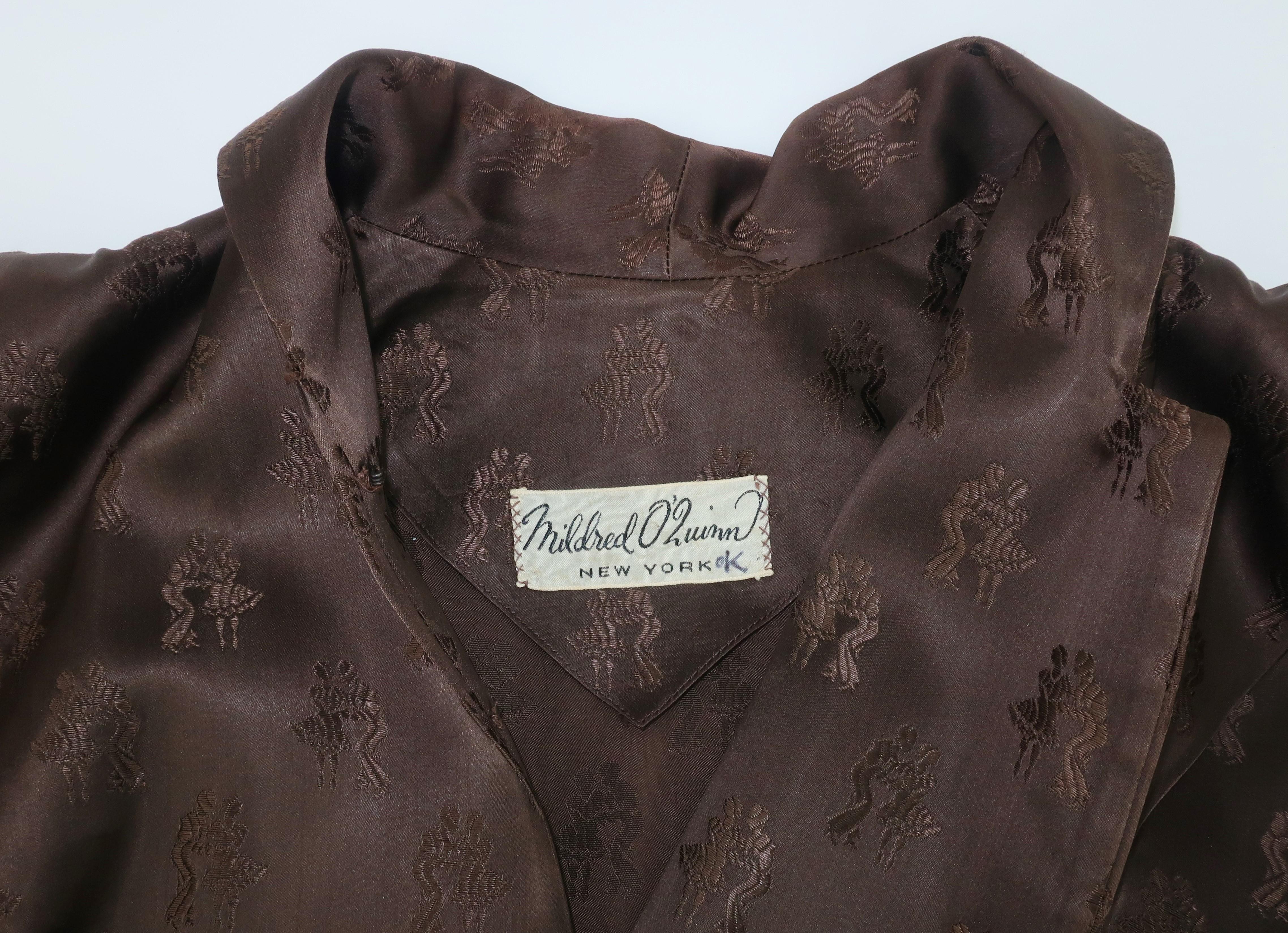 Anzug aus braunem Satin-Jacquard mit Schößchen und Rüschen von O'Quinn, 1940er Jahre im Angebot 5