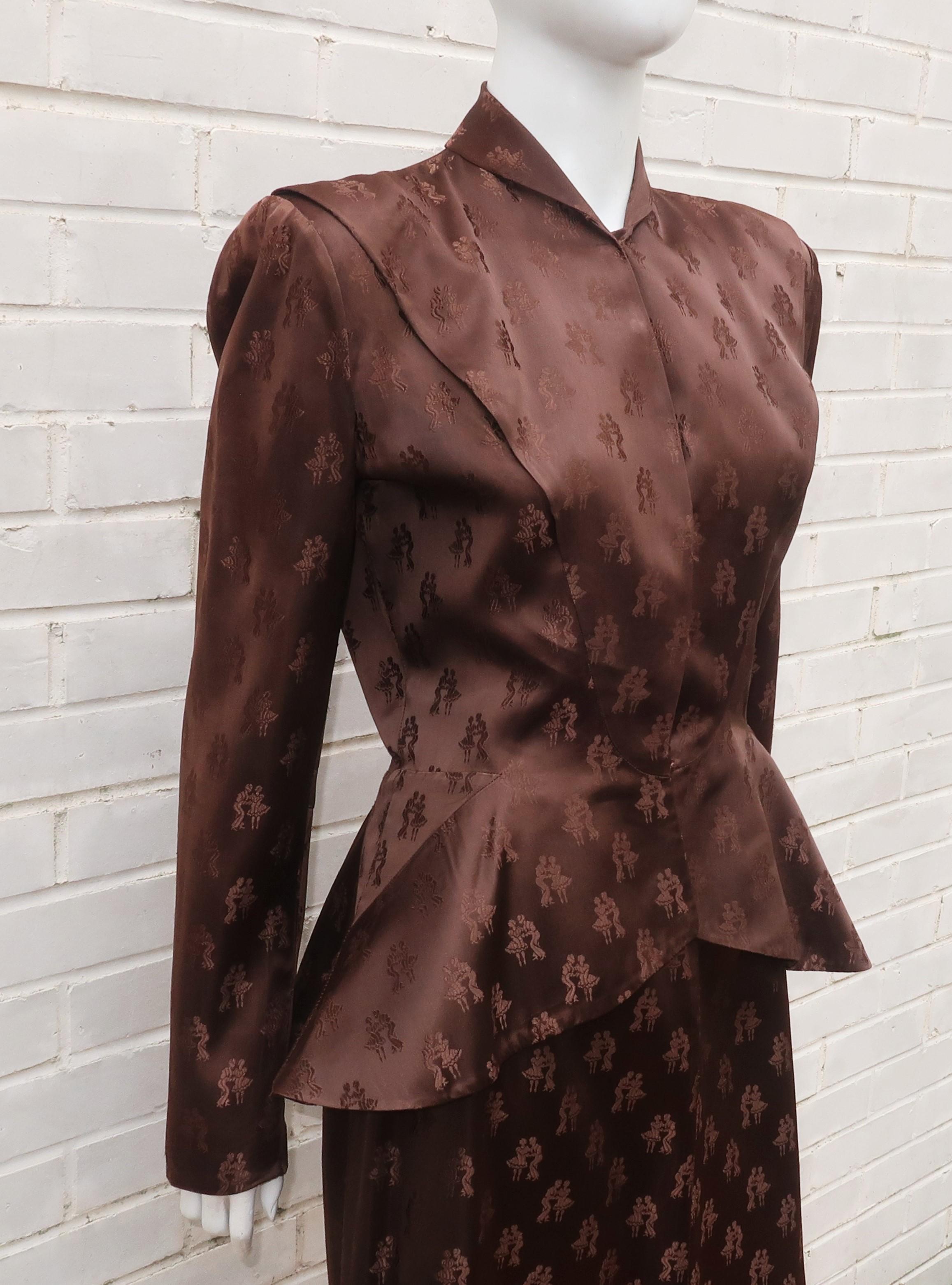 Anzug aus braunem Satin-Jacquard mit Schößchen und Rüschen von O'Quinn, 1940er Jahre (Schwarz) im Angebot