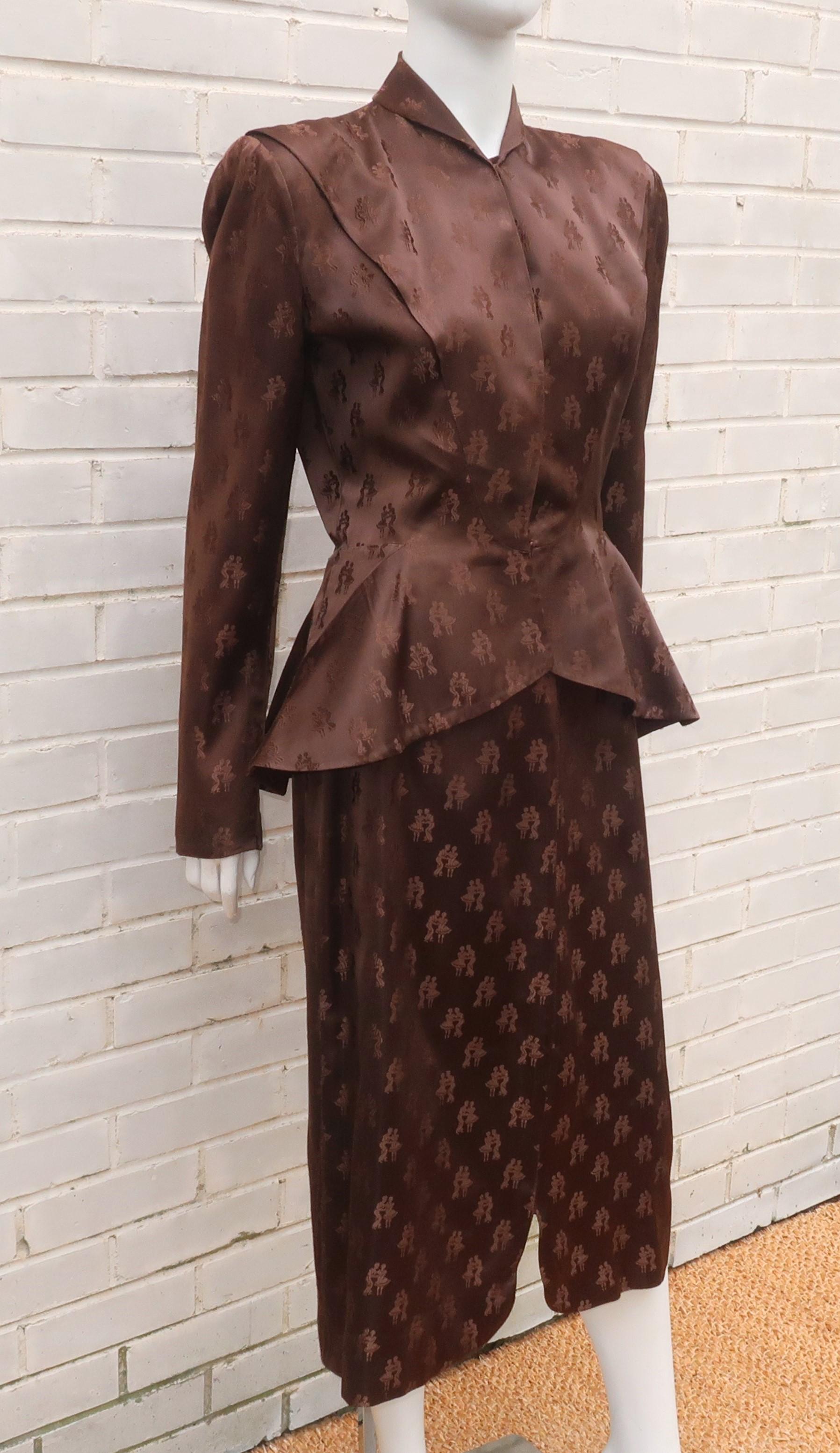 Anzug aus braunem Satin-Jacquard mit Schößchen und Rüschen von O'Quinn, 1940er Jahre im Zustand „Gut“ im Angebot in Atlanta, GA