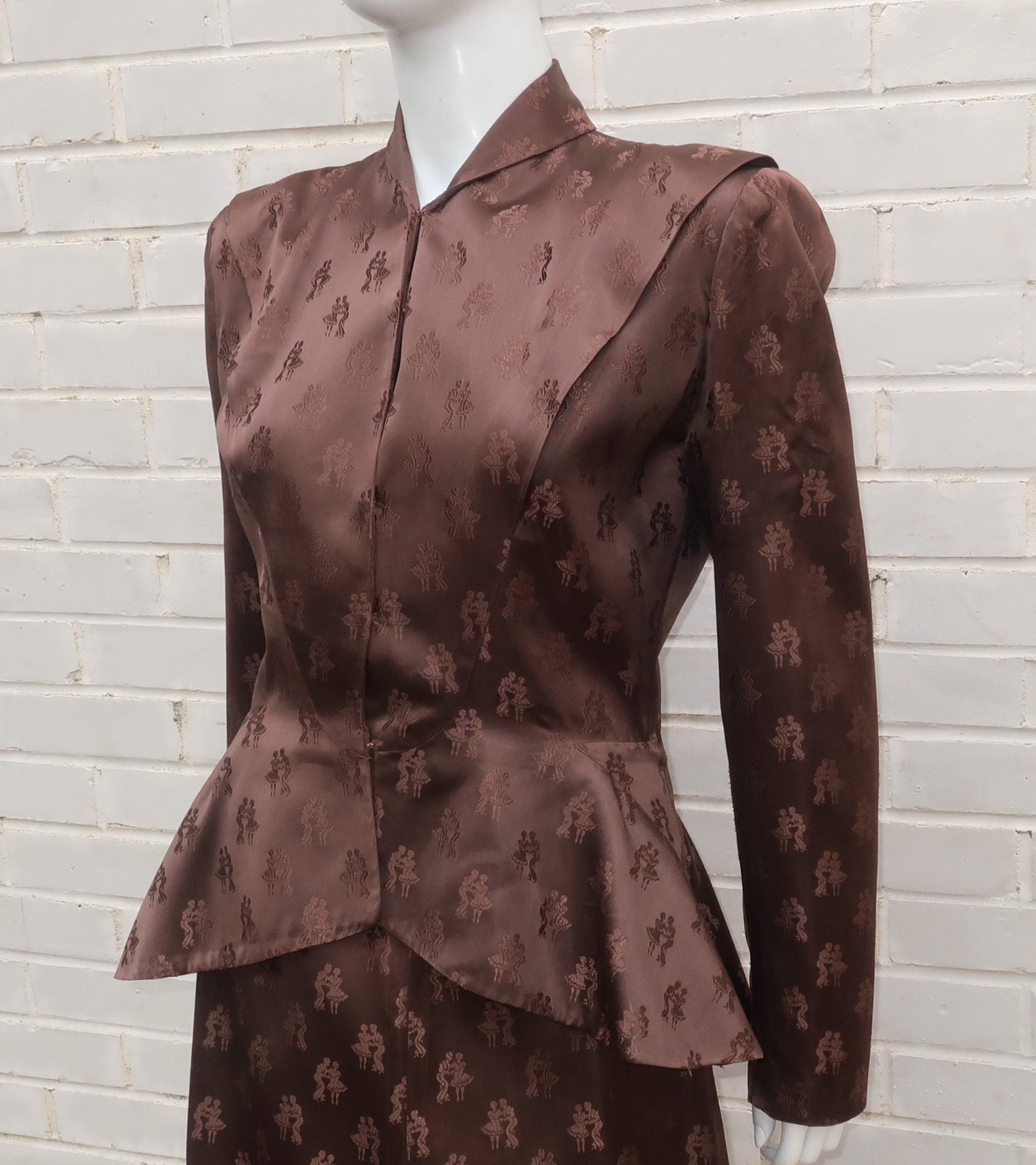 Anzug aus braunem Satin-Jacquard mit Schößchen und Rüschen von O'Quinn, 1940er Jahre Damen im Angebot