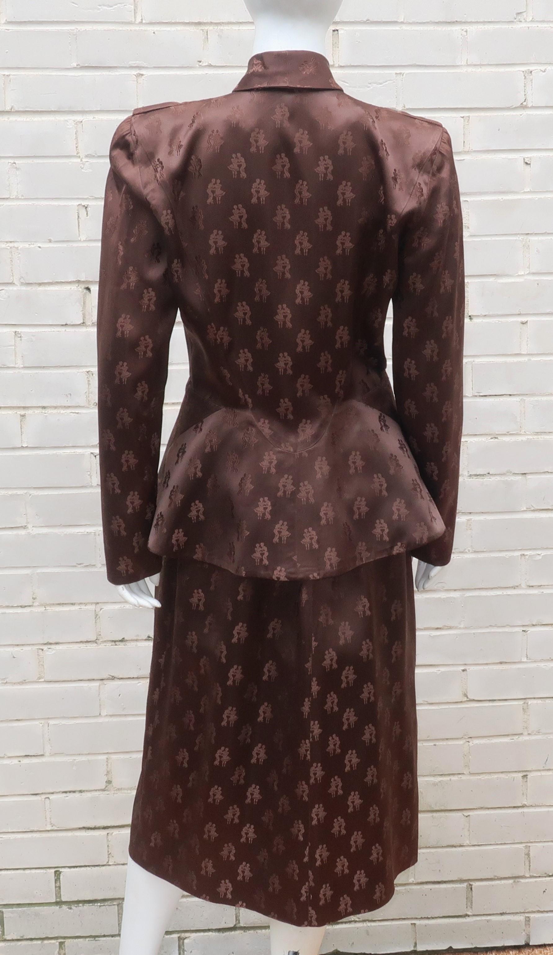 Anzug aus braunem Satin-Jacquard mit Schößchen und Rüschen von O'Quinn, 1940er Jahre im Angebot 3