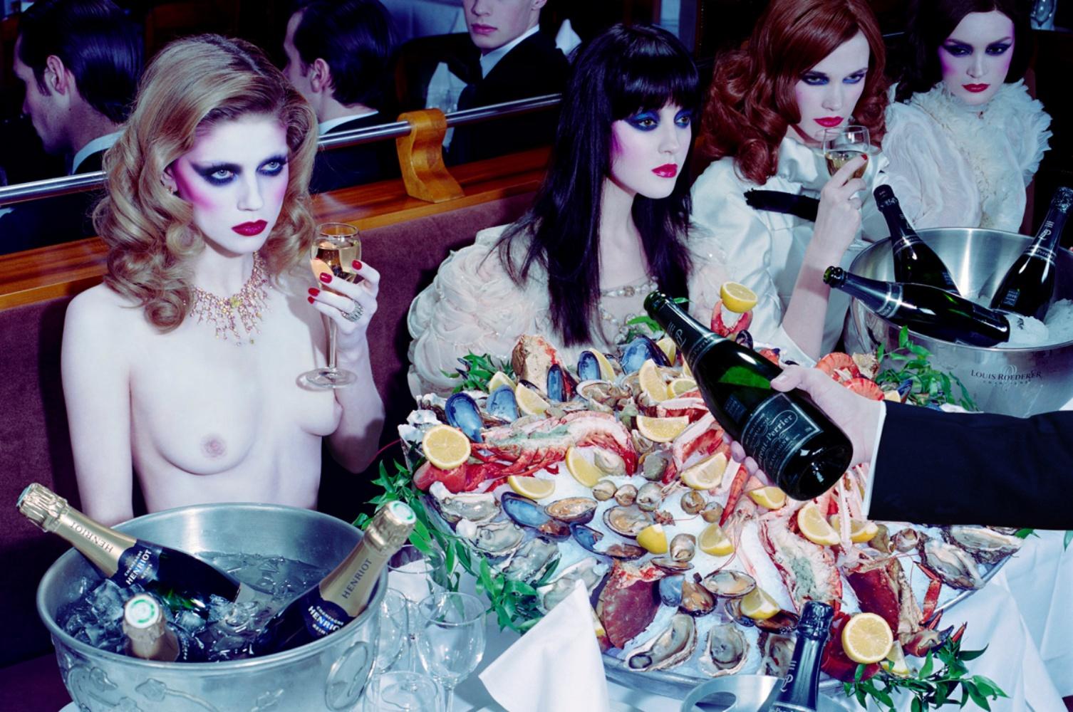 MILES ALDRIDGE (*1964, Gran Bretaña) 
Una belleza deslumbrante nº 2
2008
Impresión cromogénica
Imagen 67,5 x 101,5 cm (26 5/8 x 40 pulg.)
Hoja 77,5 x 111,5 cm (30 1/2 x 43 7/8 pulg.)
Edición de 10, más 2 AP; nº Ed. 3/10

Fotógrafo ferozmente