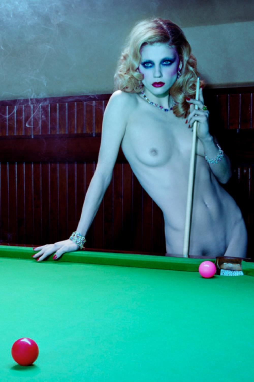 Une beauté éblouissante n° 3 Miles Aldridge, Femme, nu, mode, érotique, billard en vente 4