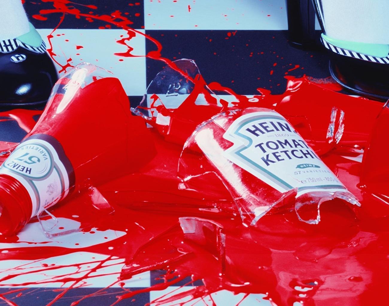 Une goutte de rouge #2 - Miles Aldridge, Femme, Mode, Glamour, Chaussures, Ketchup, Rouge en vente 1