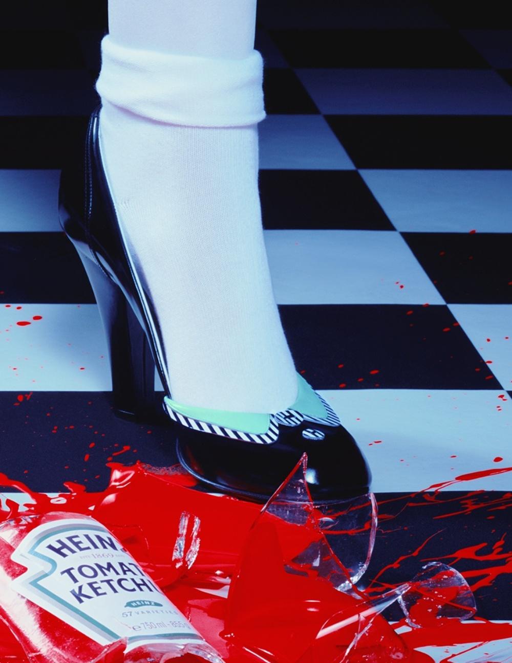 Une goutte de rouge #2 - Miles Aldridge, Femme, Mode, Glamour, Chaussures, Ketchup, Rouge en vente 3