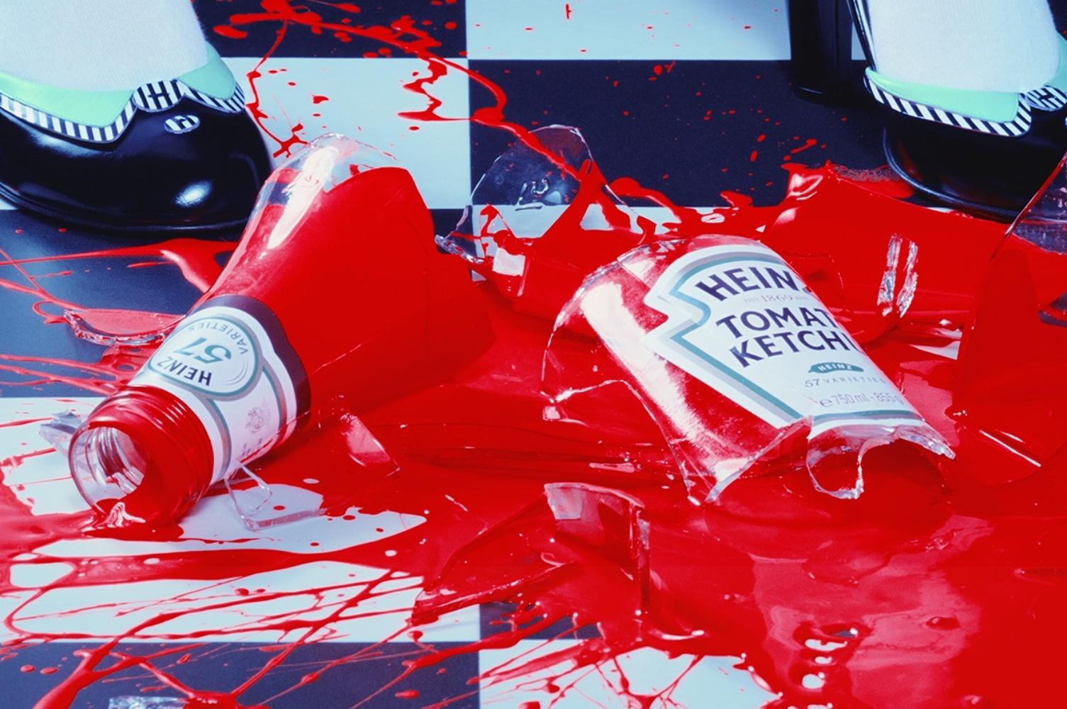 Une goutte de rouge #2 - Miles Aldridge, Femme, Mode, Glamour, Chaussures, Ketchup, Rouge en vente 4