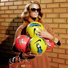 Eine perfekte Mutter #2  - Miles Aldridge, Frau, Mode, Farbe, Fußball, Sport