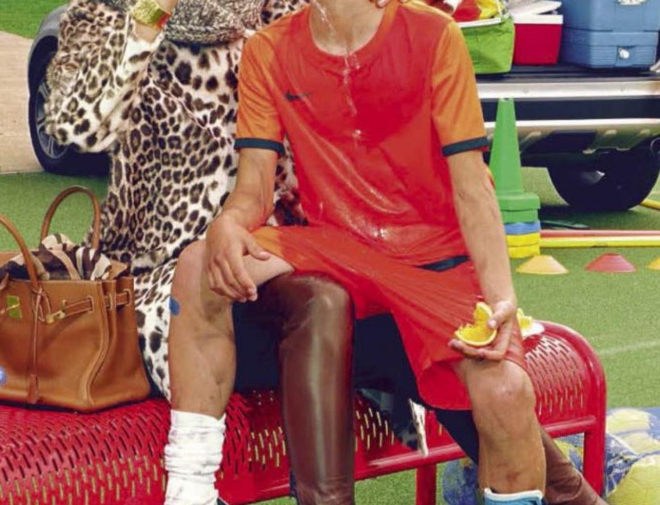 Una mamma perfetta #3  - Miles Aldridge, Donna, Moda, Colore, Calcio, Sport in vendita 2
