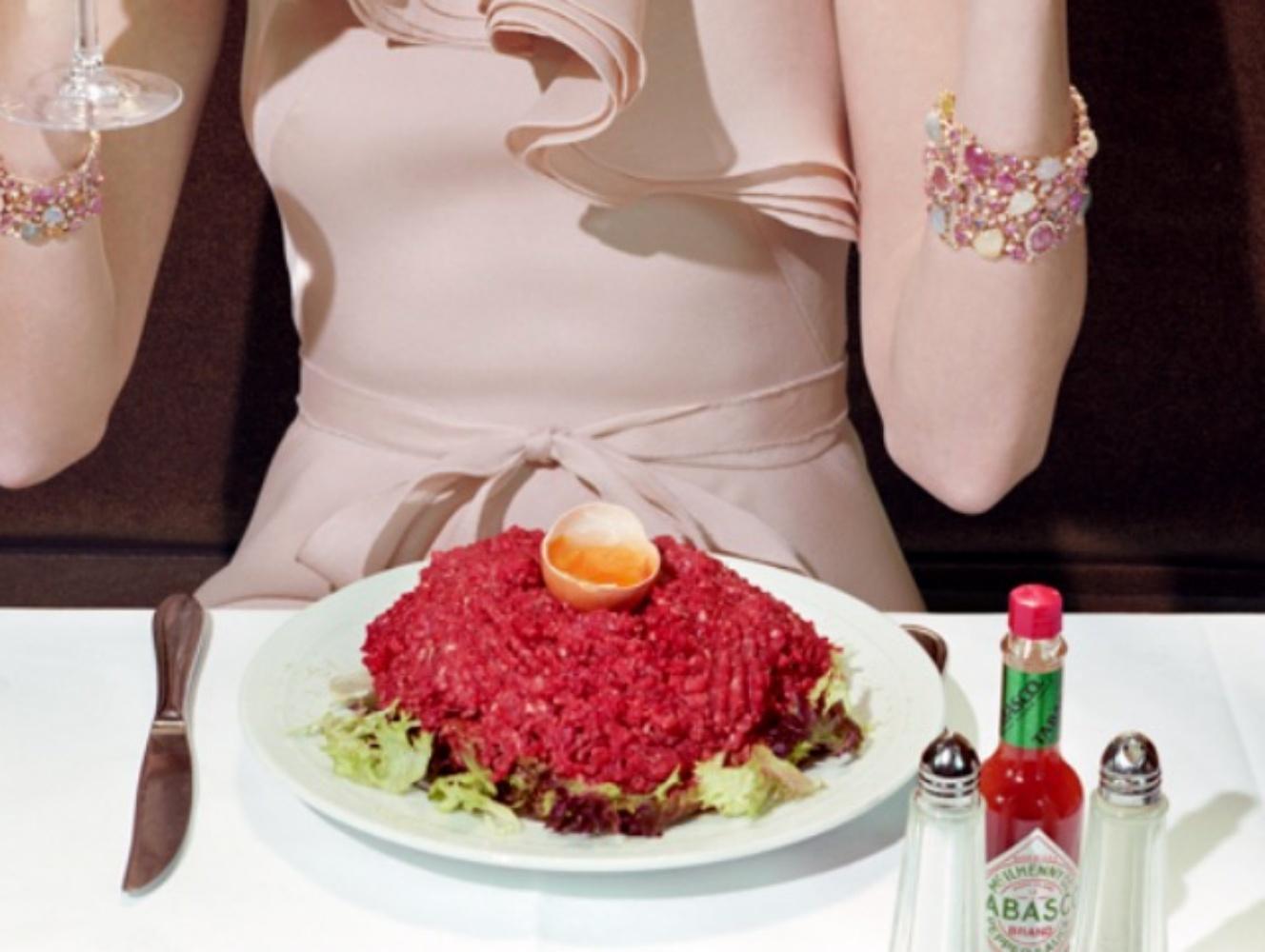 Aldridge: „Precious Glam #2 Miles Aldridge“, Frau, Mode, Glamour, Porträt, Farbe im Angebot 2