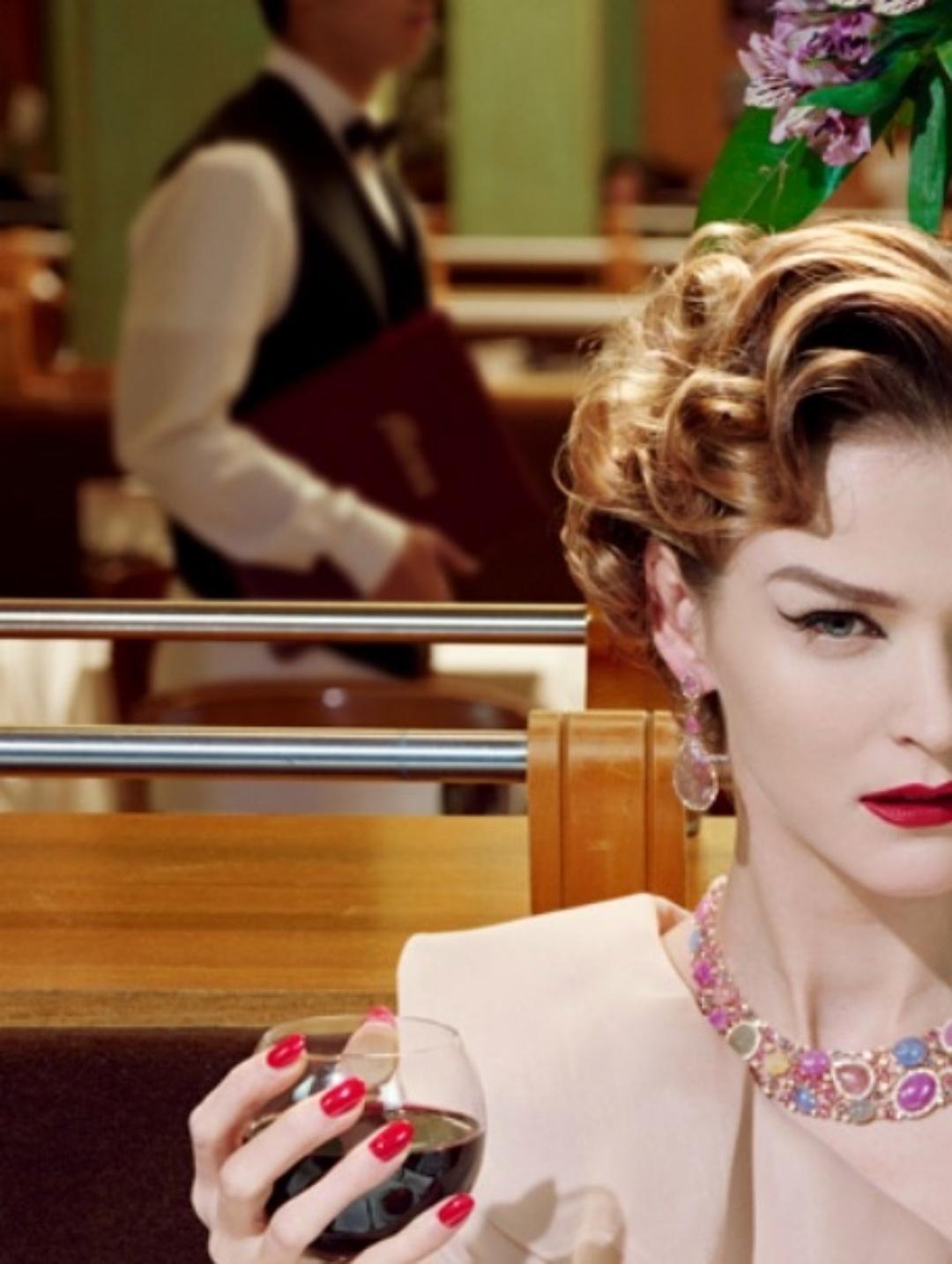 Aldridge: „Precious Glam #2 Miles Aldridge“, Frau, Mode, Glamour, Porträt, Farbe im Angebot 4