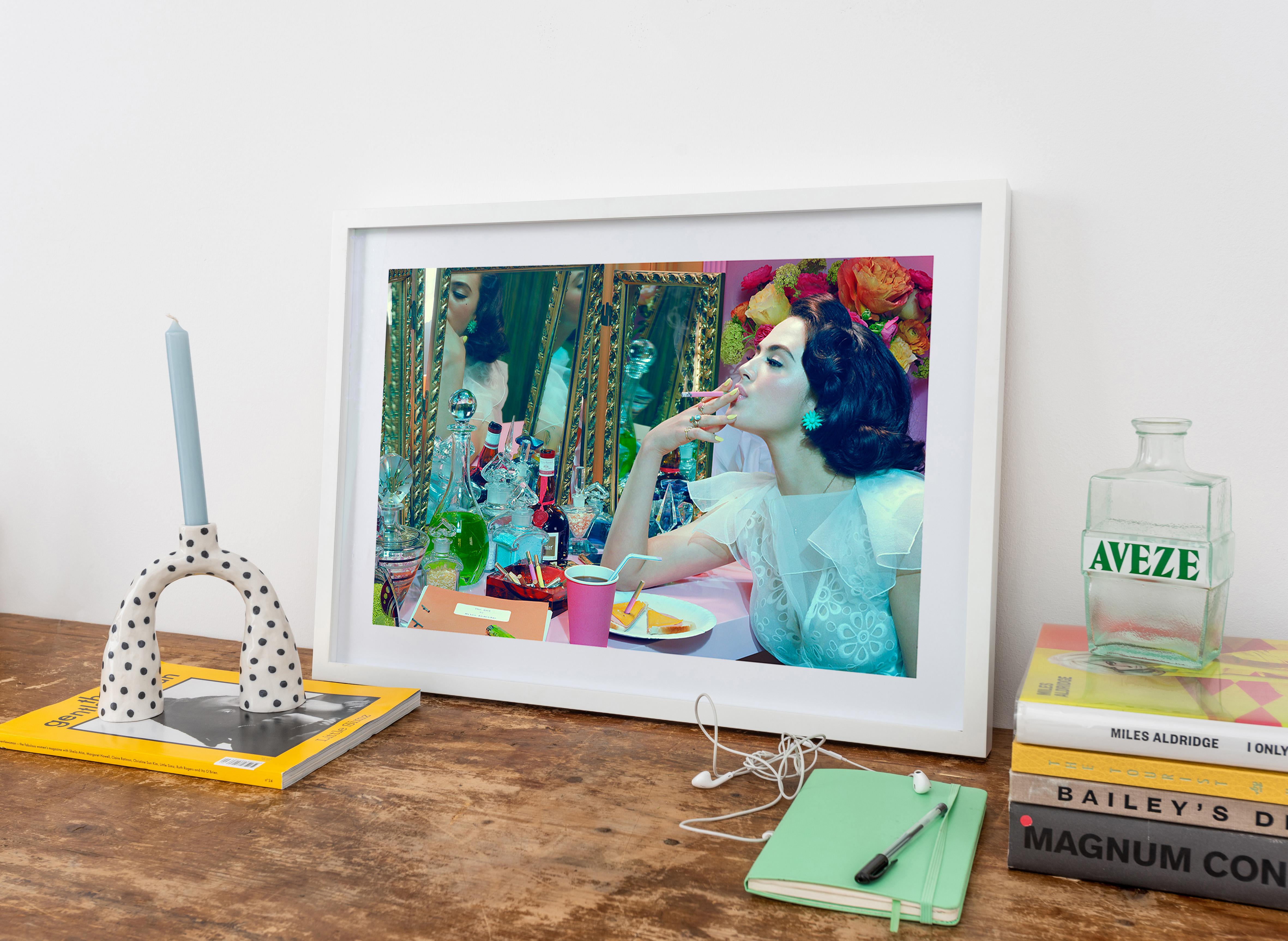 Actrice n°4, 2012 - Miles Aldridge (Photographie couleur) en vente 3