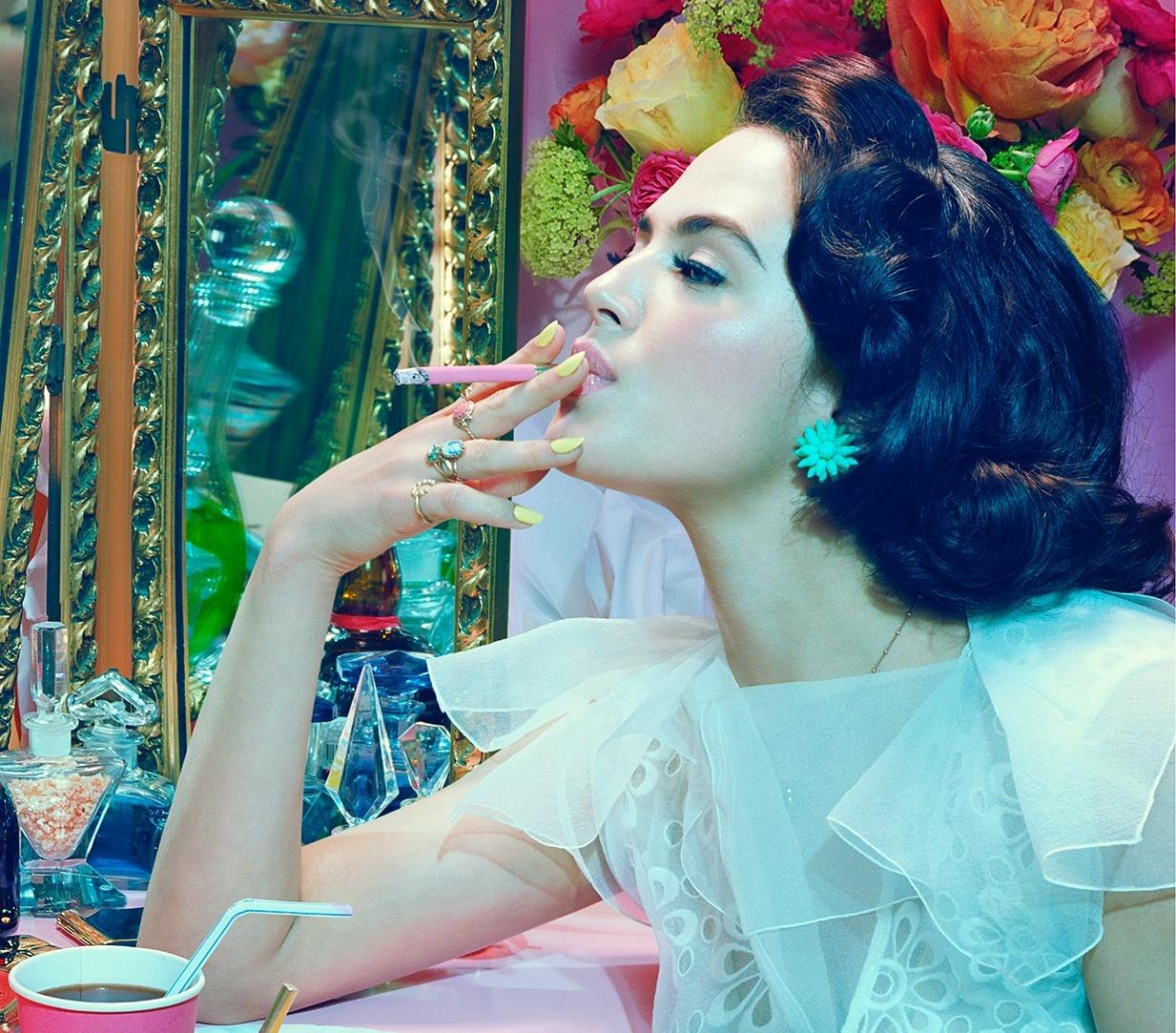 Actrice n°4  - Miles Aldridge, Femme, Mode, Glamour, Cigarette, Show Business en vente 1