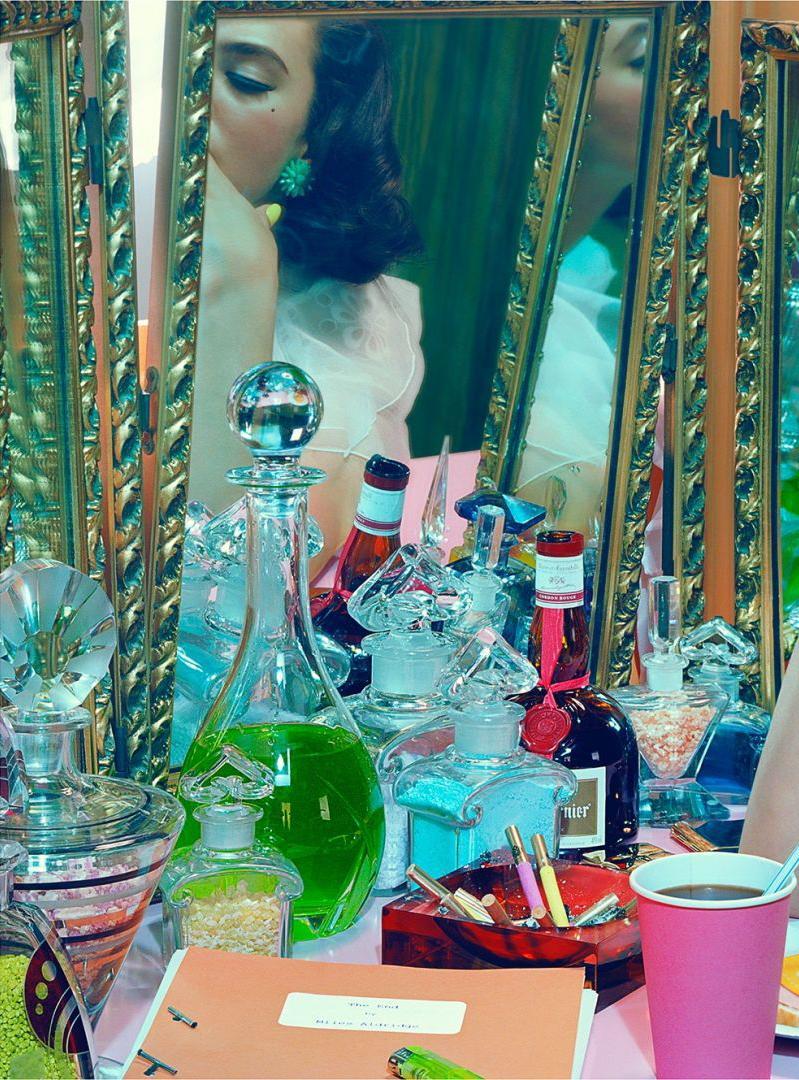 Actrice #4 - Miles Aldridge, Femme, Mode, Glamour, Portrait, Couleur, Intérieur en vente 1