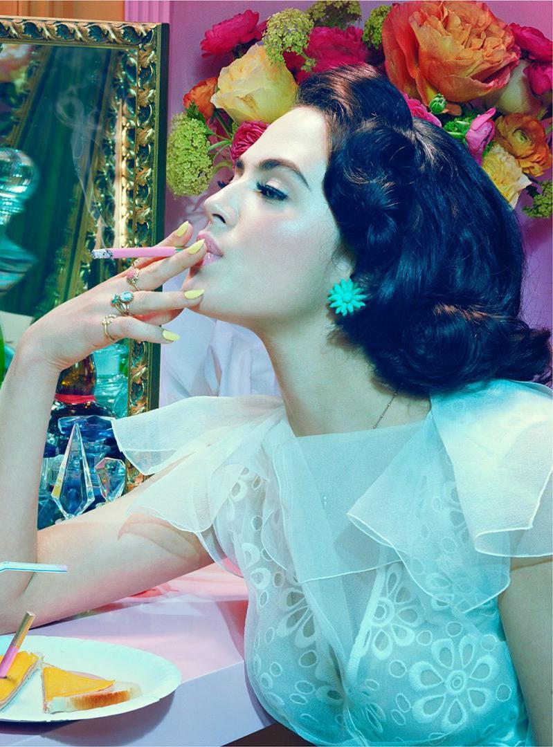 Actrice #4 - Miles Aldridge, Femme, Mode, Glamour, Portrait, Couleur, Intérieur en vente 2