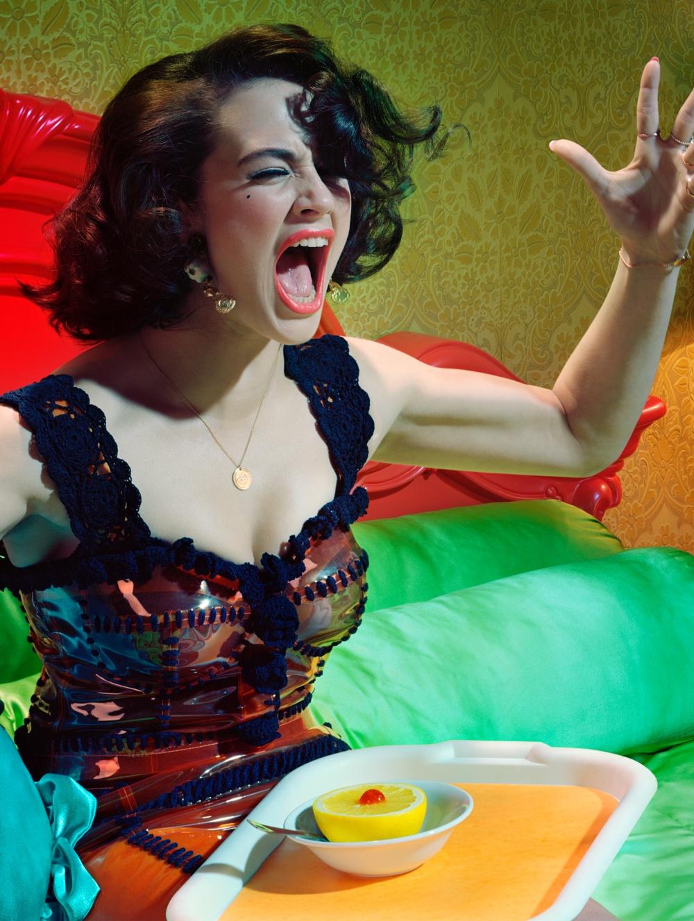 Schauspielerin #6 Miles Aldridge, Frau, Mode, Glamour, Porträt, Farbe, Inneneinrichtung im Angebot 2