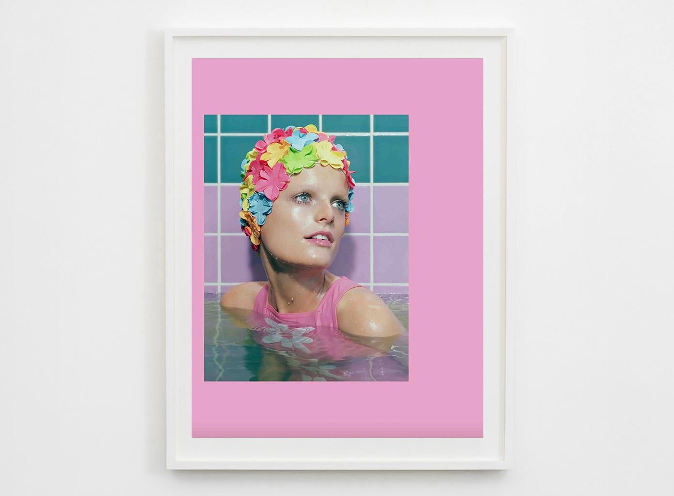 Badende #1, 2015 - Miles Aldridge (Farbfotografie) im Angebot 1