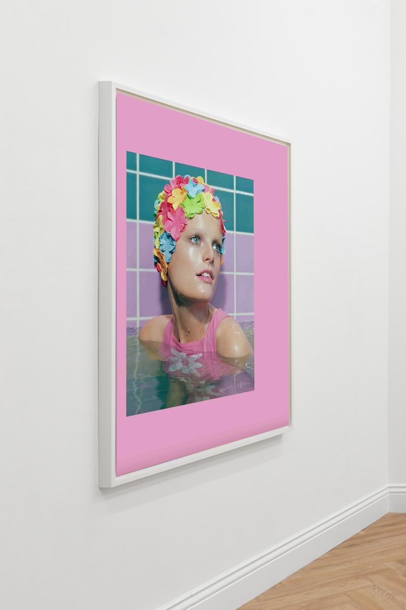 Badende #1, 2015 - Miles Aldridge (Farbfotografie) im Angebot 2