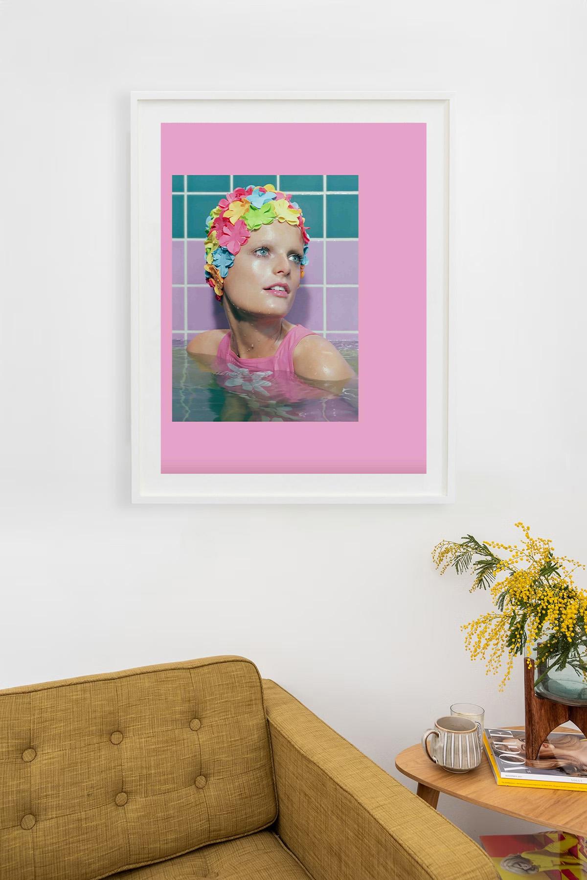 Badende #1, 2015 - Miles Aldridge (Farbfotografie) im Angebot 3