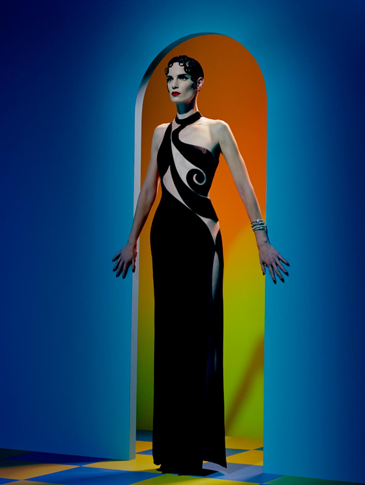 Bigli #3, 2010 - Miles Aldridge (Photographie couleur)
Signé et numéroté au verso
C.I.C.
11 ½ × 8 ¾ pouces
Edition de 10


L'esthétique singulière de Miles Aldridge se caractérise par l'utilisation de teintes vibrantes et de décors élaborés, à