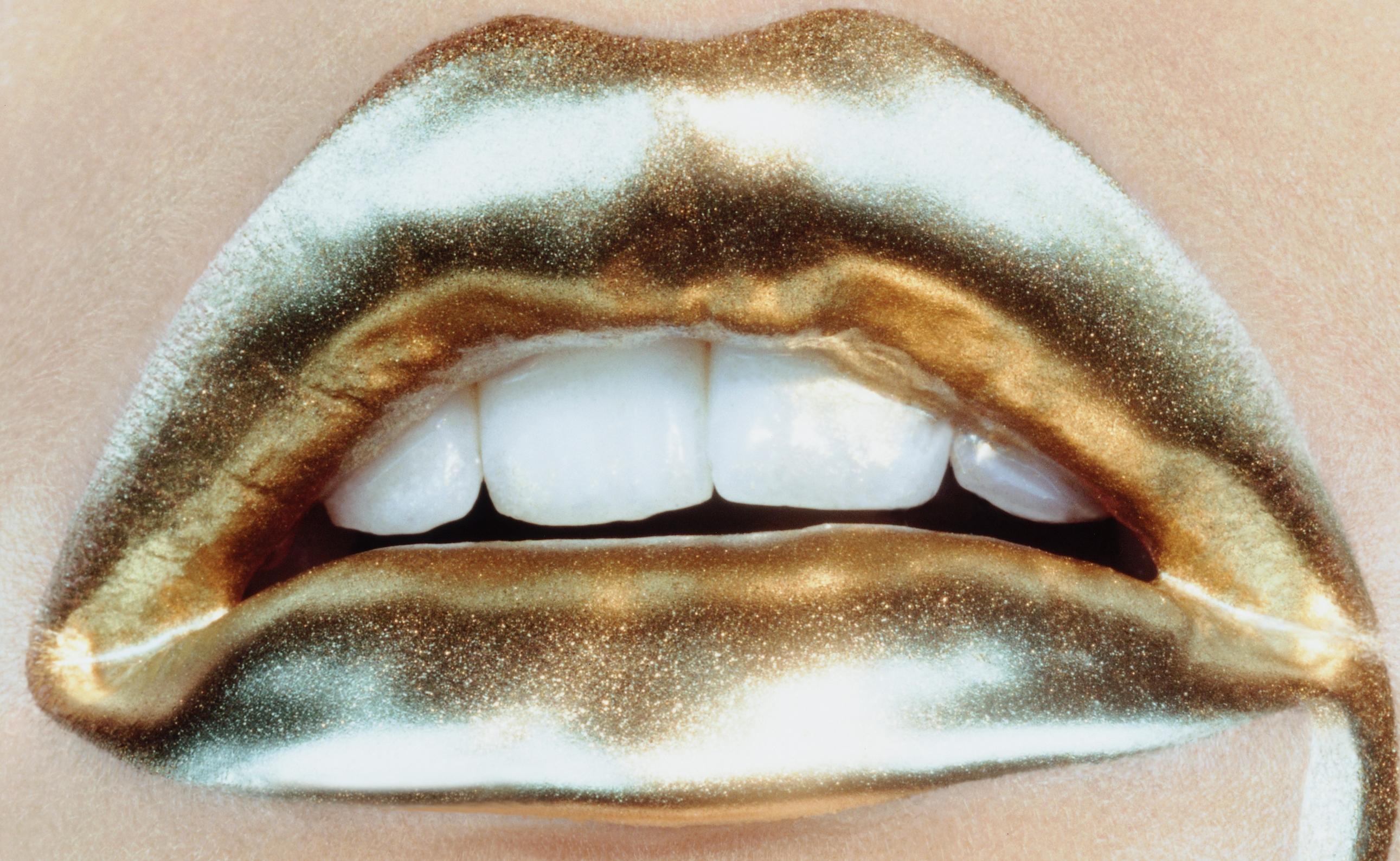 Bold Gold nº 2 - Miles Aldridge, Mujer, Labios, Boca, Modelo, Pop Art, contemporáneo en venta 1
