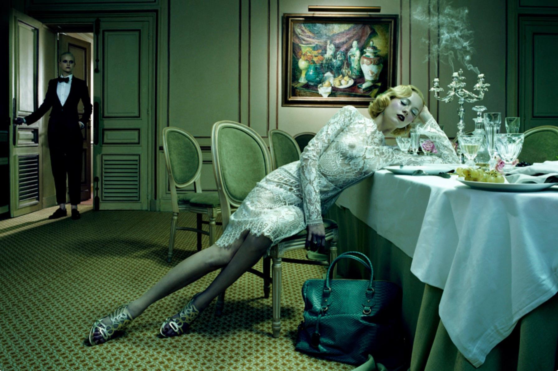 Dîner de gala n° 2  - Miles Aldridge, Femme, Mode, Erotique, Modèle, Fleurs, Nourriture