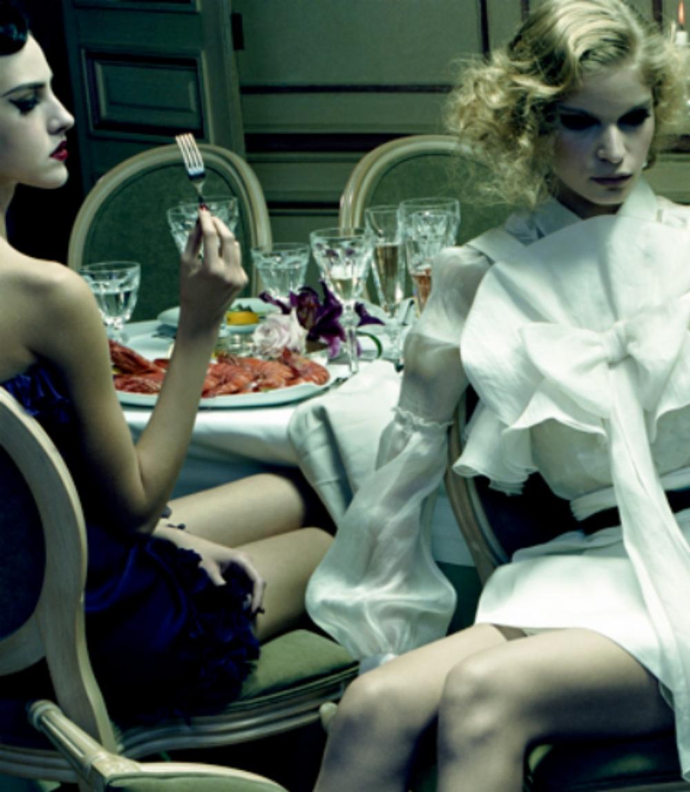 Dinner Party #6  - Miles Aldridge, Frau, Mode, Erotik, Model, Abendessen, Essen im Angebot 3