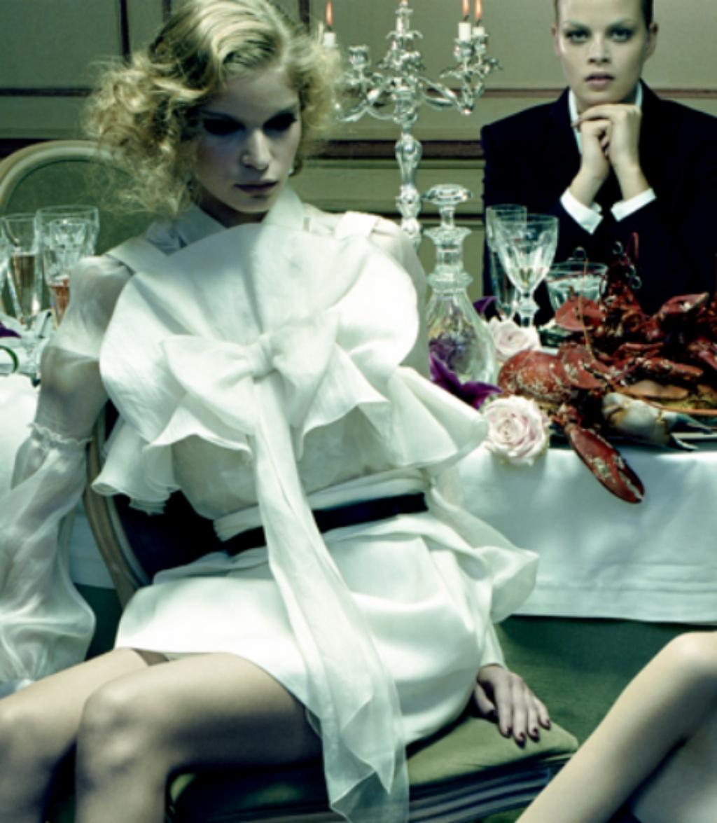 Dîner de gala n° 6  - Miles Aldridge, Femme, Mode, Erotique, Modèle, Fleurs, Nourriture en vente 2