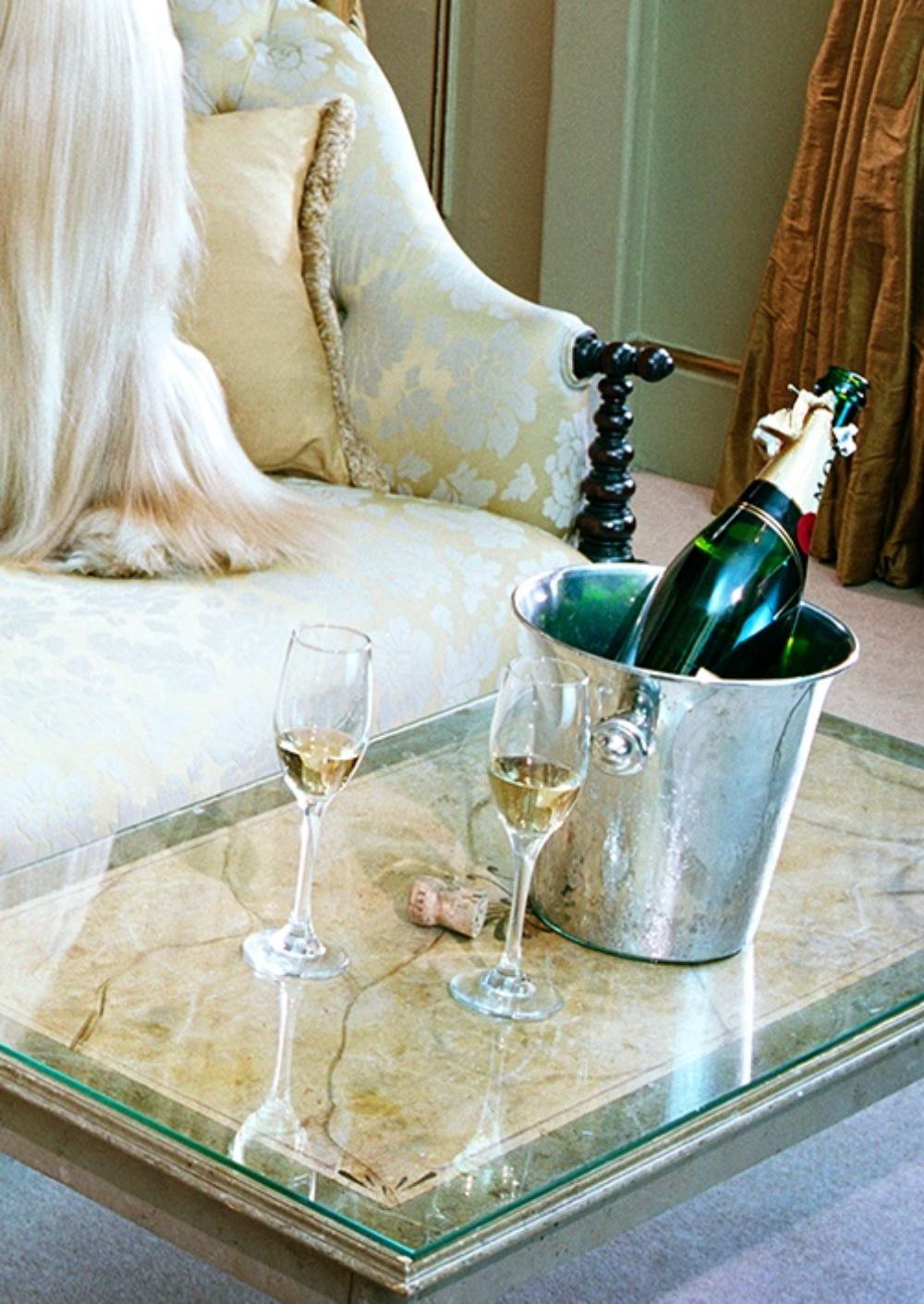 Hundepuppe #1  - Miles Aldridge, Frau, Mode, Glamour, Hund, Hotelzimmer, Tier im Angebot 3