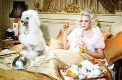 Femme chien n° 2  - Miles Aldridge, Femme, mode, glamour, chien, chambre d'hôtel, animal