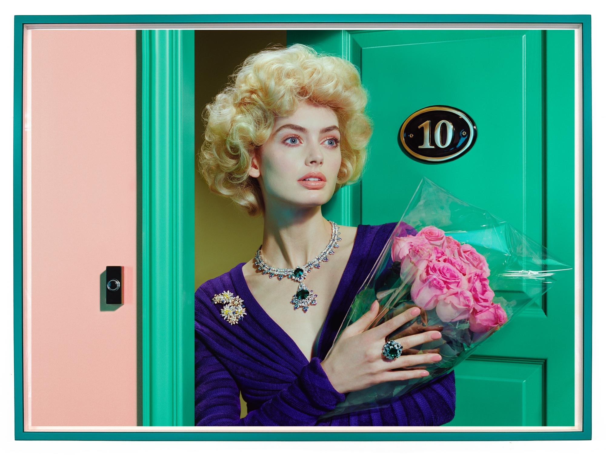 Doors #1, 2023 - Miles Aldridge, Femme, Sérigraphie, Beauté, Art en vente 3