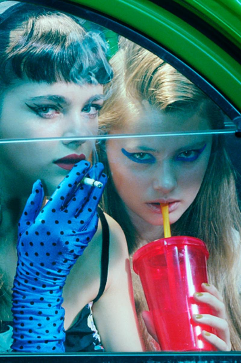 Five Girls in a Car #1 - Miles Aldridge, Mädchen, Mode, Pin Up, Modelle, Auto im Angebot 4