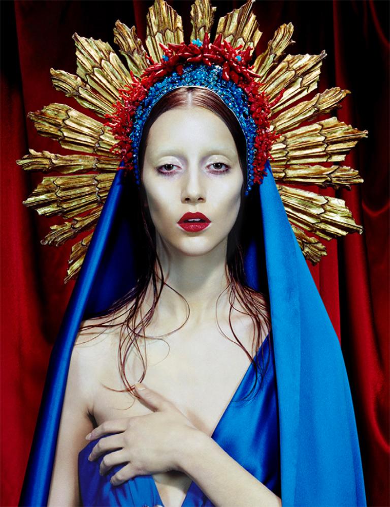 Immaculée nº 3, 2007 - Miles Aldridge (Fotografía en color)
Firmado a tinta en la etiqueta del artista
Impresión cromogénica

Disponible en dos tamaños:
20 x 15 ½ pulgadas, edición de 10 
75 × 57 ¾ pulgadas , edición de 2 

Miles Aldridge (nacido en