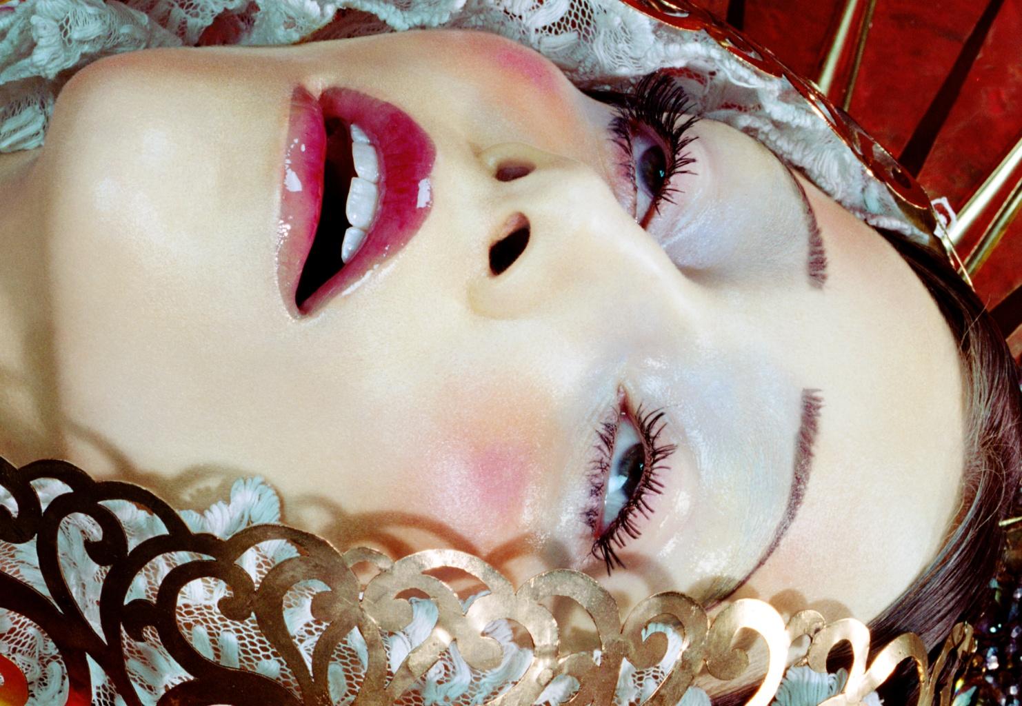 Immaculée #4 - Miles Aldridge, Frau, Mode, Erotik, Kunst, Glamour, Porträt im Angebot 1
