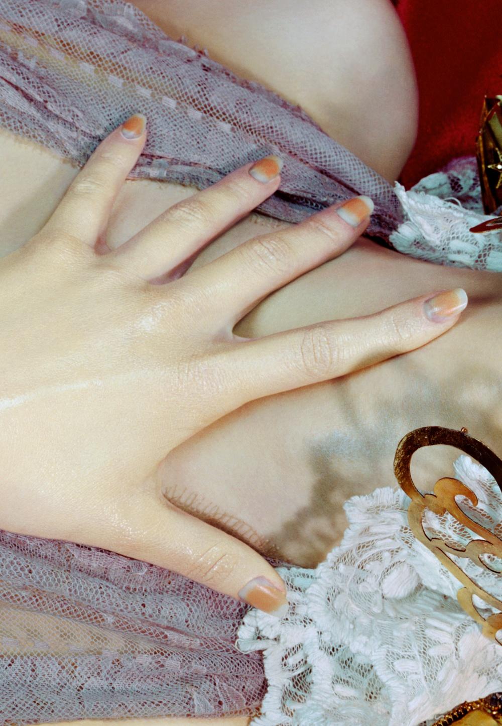 Immaculée #4 - Miles Aldridge, Frau, Mode, Erotik, Kunst, Glamour, Porträt im Angebot 2
