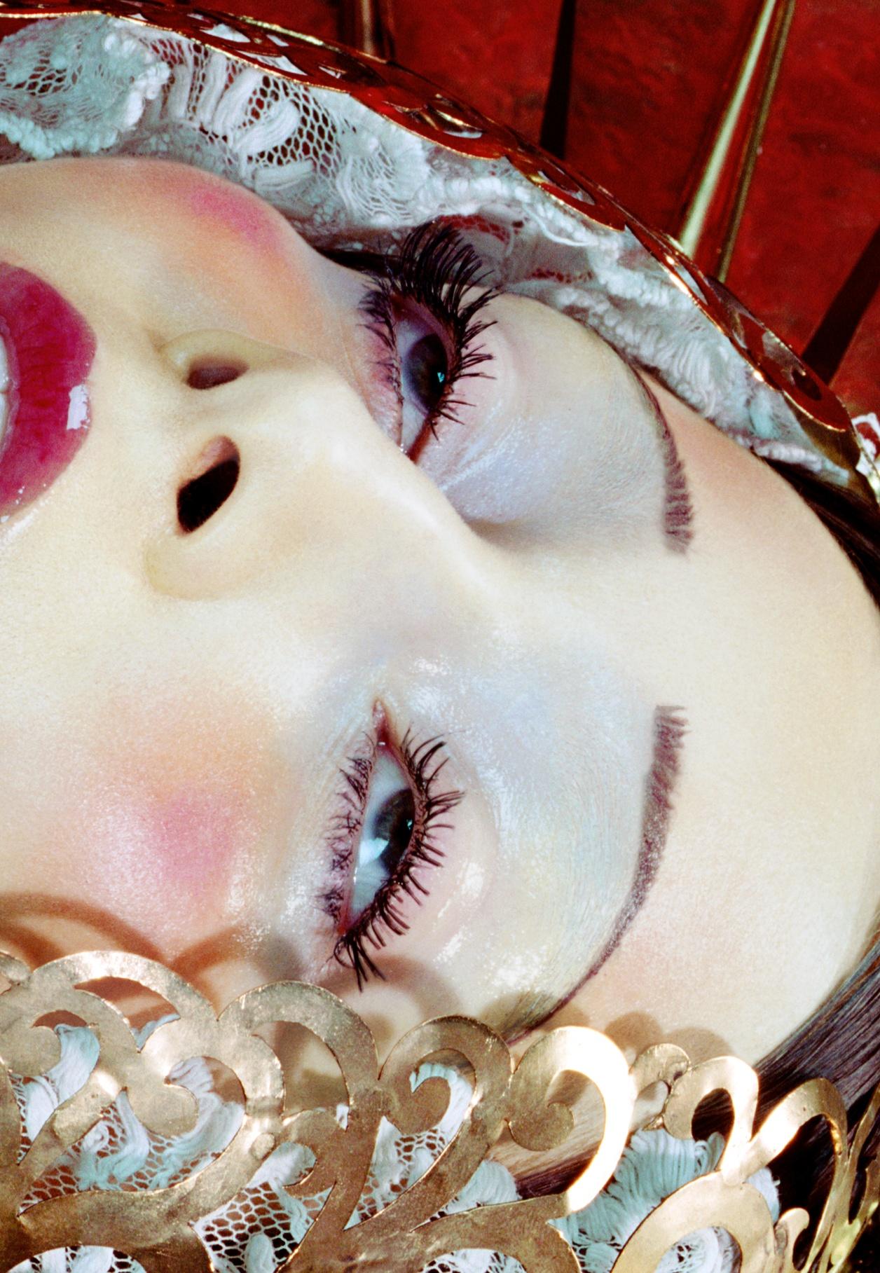 Immaculée #4 - Miles Aldridge, Frau, Mode, Erotik, Kunst, Glamour, Porträt im Angebot 4