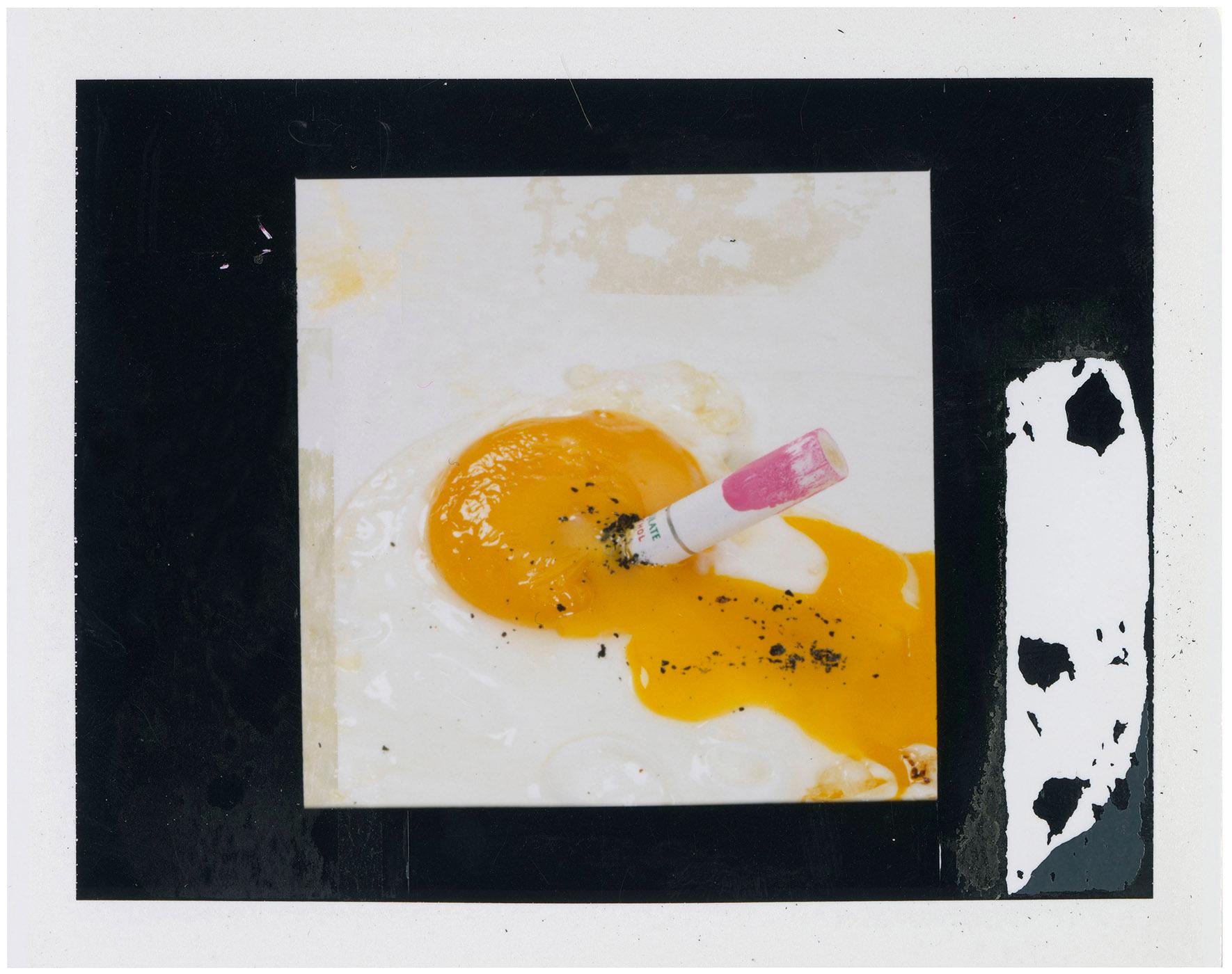 Red Marks - studio 2003 - Miles Aldridge (Fotografia a colori)
Stampa polaroid unica nel suo genere
Firmato a inchiostro sul retro
3 1/2 x 4 1/4 pollici

Miles Aldridge (nato nel 1964) è uno dei più celebri fotografi di moda britannici, che ha