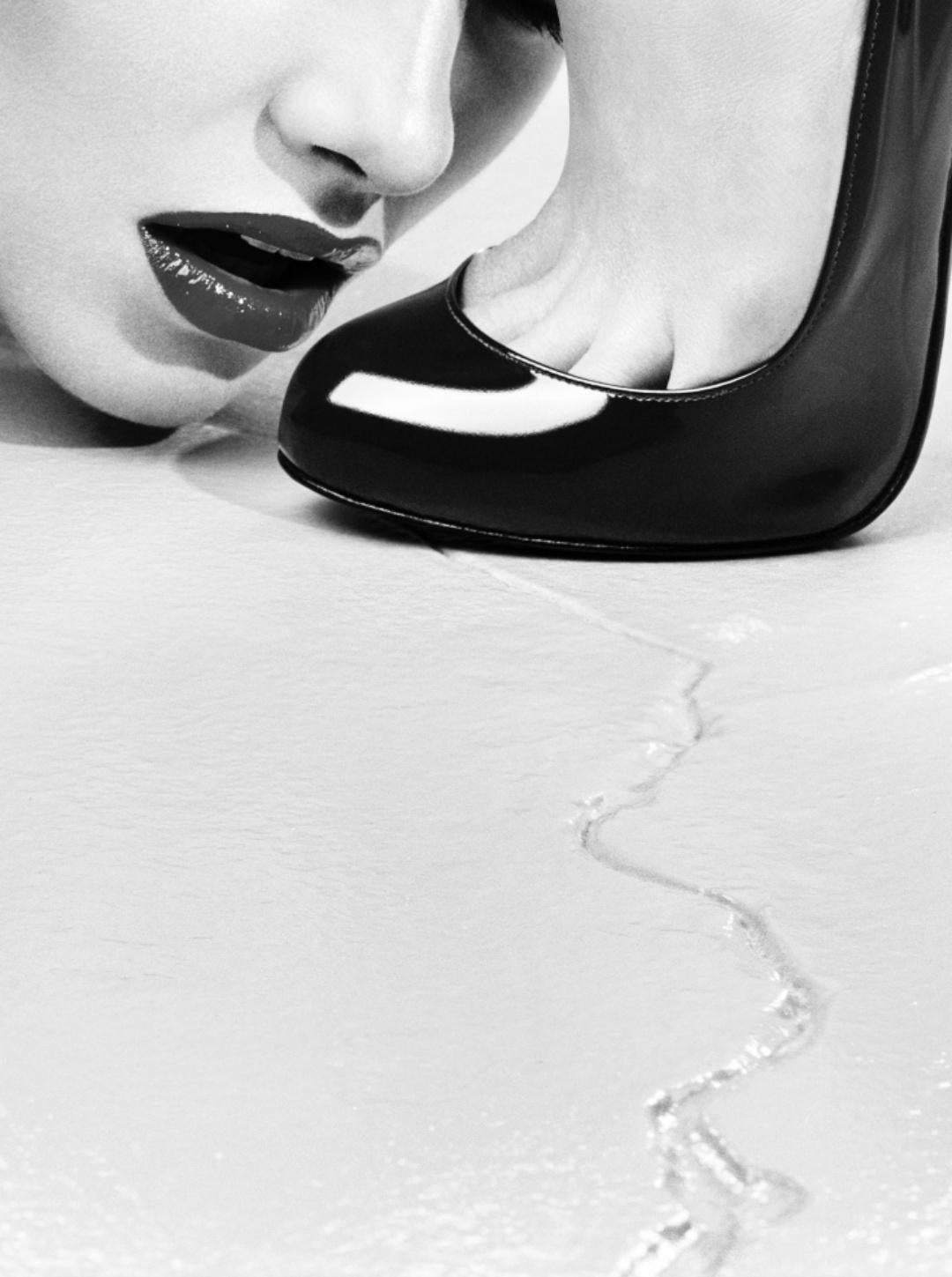 The Kiss - Miles Aldridge, Frau, Mode, Glamour, Schwarz und Weiß, High Heels im Angebot 2