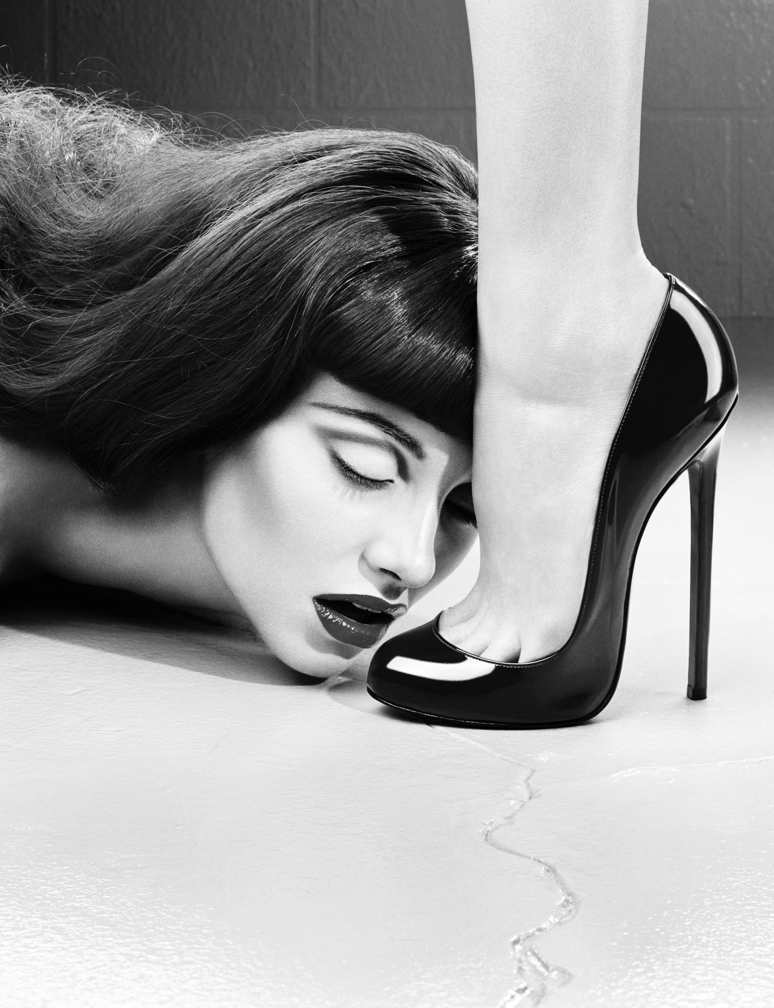 The Kiss – Miles Aldridge, Woman, Fashion, Glamour, Black and White, High Heels