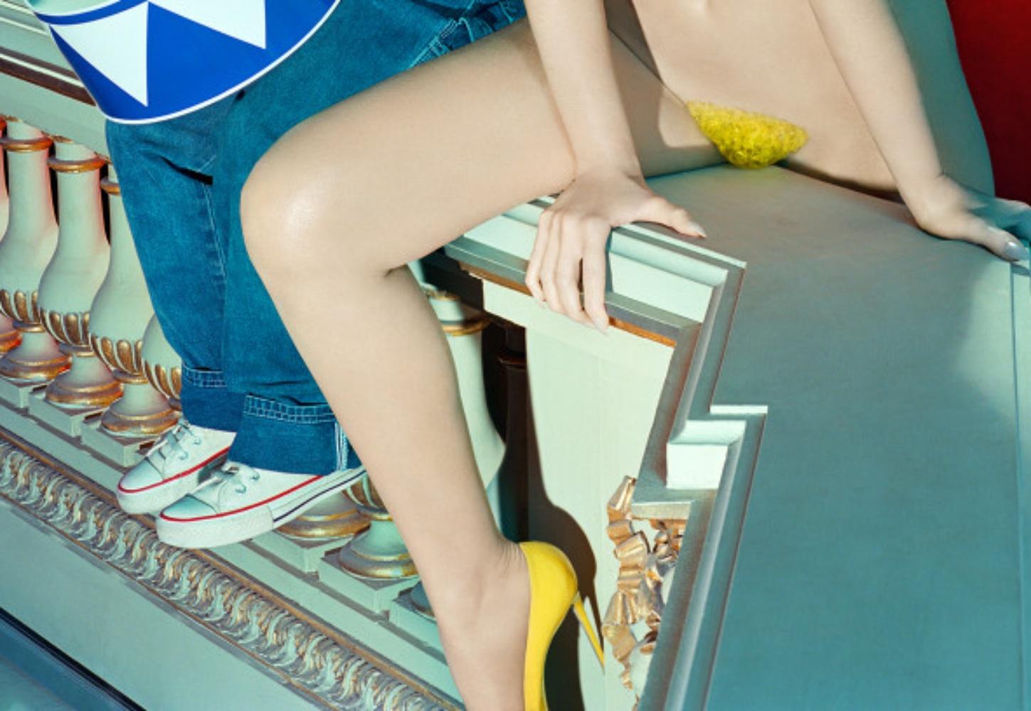 Ohne Titel (nach Cattelan) #2 Miles Aldridge, Frau, Mode, Erotisch, Nackt, Kunst im Angebot 2