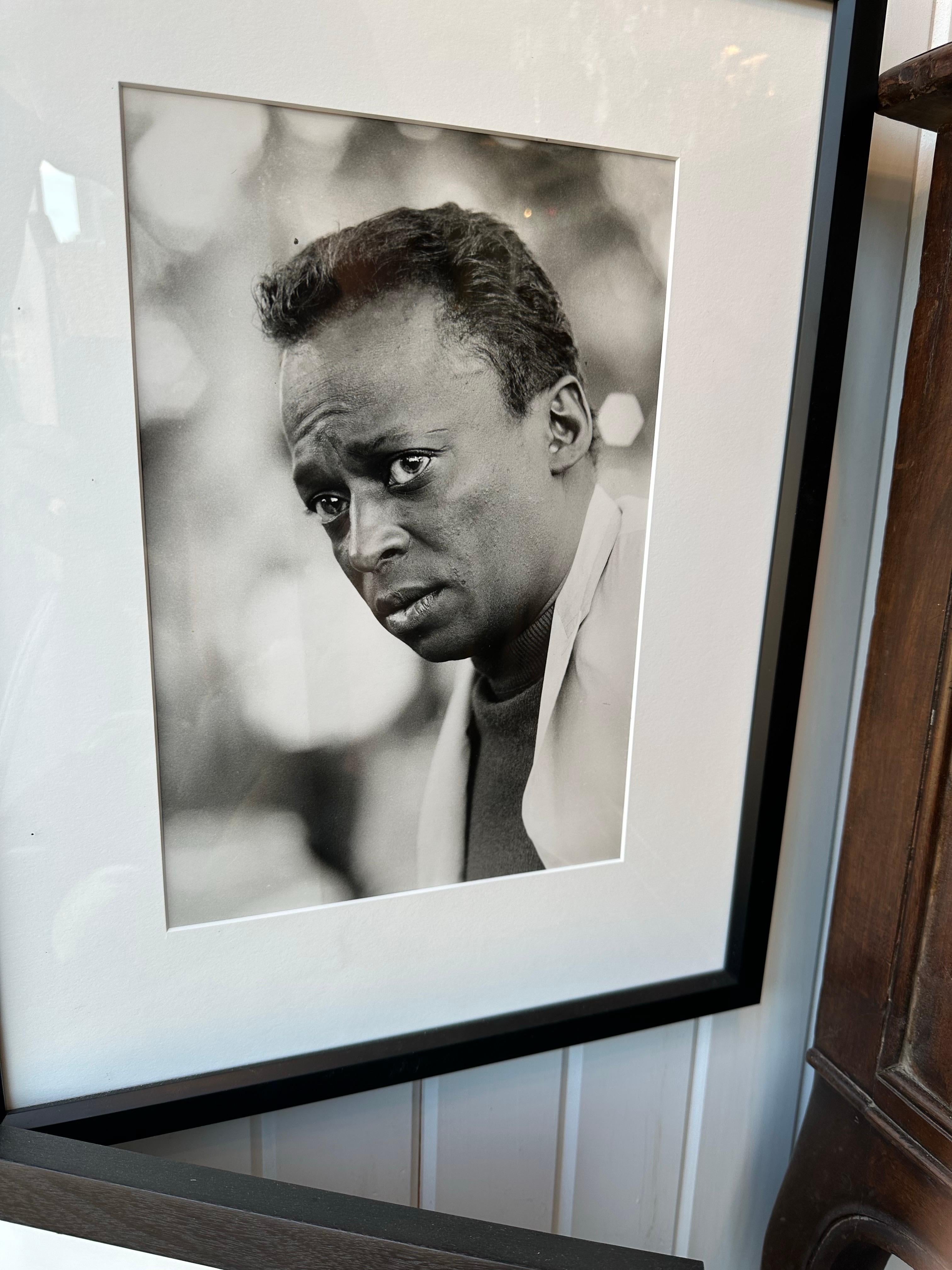 Foto in bianco e nero di Miles Davis, artista jazz, in cornice ebanizzata...  Disponiamo di un'ampia collezione di scatti originali di testa hollywoodiani che  è stato deacquistato da un museo del Midwest,  Ognuna ha il timbro del fotografo e molte