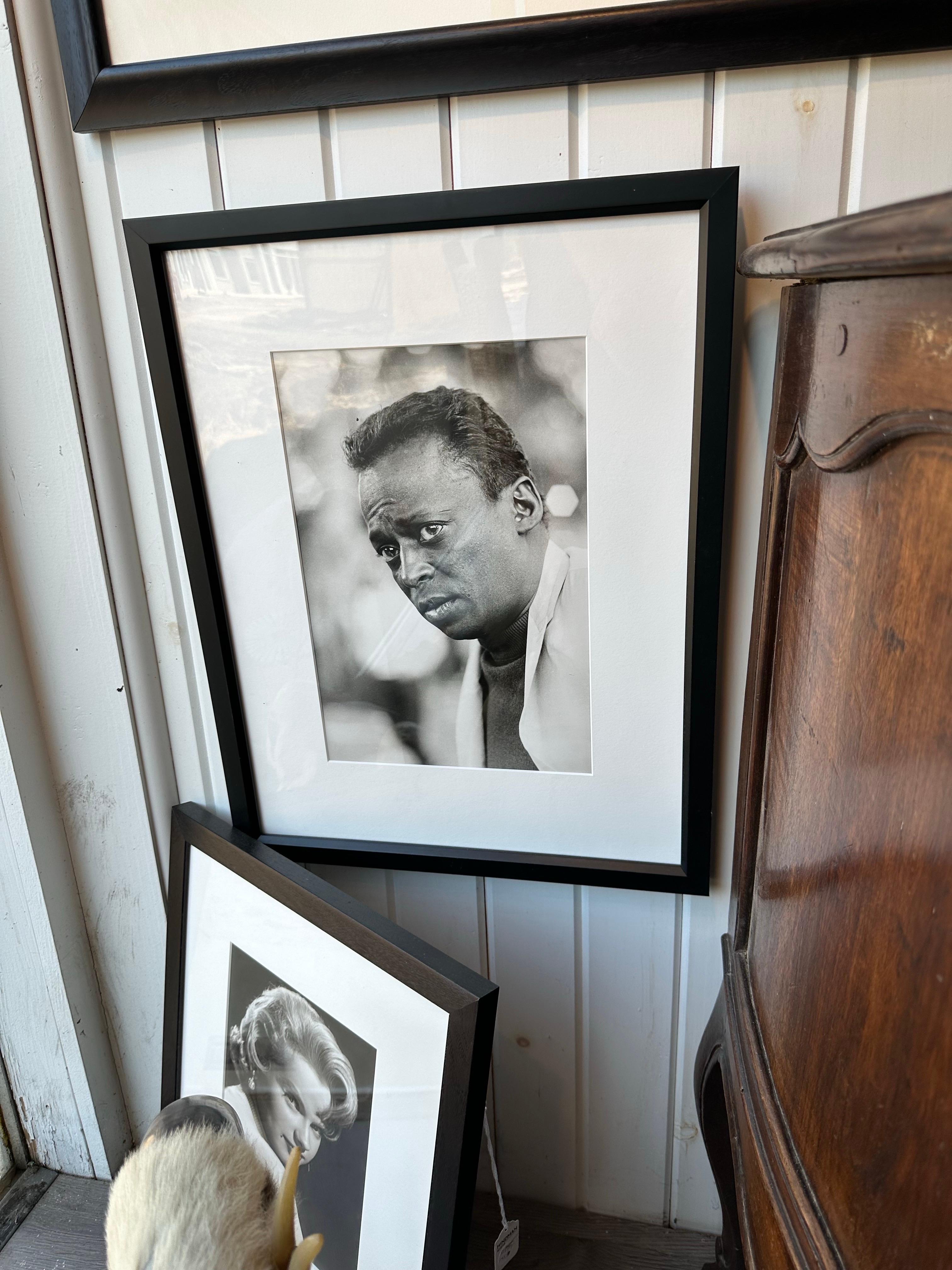 Mid-Century moderno Foto in bianco e nero dell'artista jazz Miles Davis in cornice ebanizzata. in vendita
