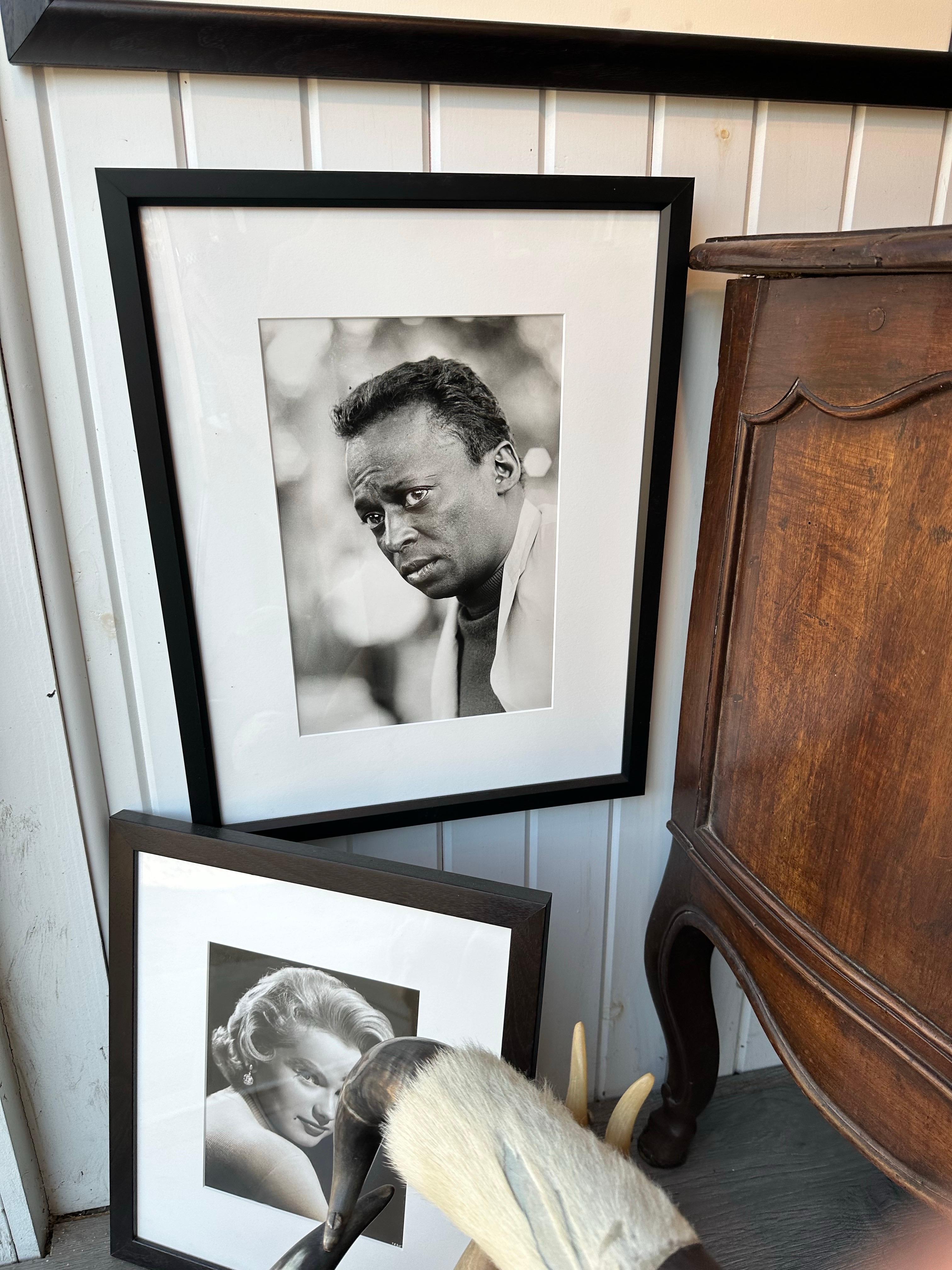 Americano Foto in bianco e nero dell'artista jazz Miles Davis in cornice ebanizzata. in vendita