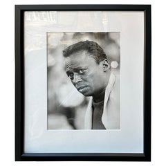 Foto in bianco e nero dell'artista jazz Miles Davis in cornice ebanizzata.