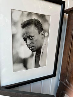 Foto in bianco e nero dell'artista jazz Miles Davis in cornice ebanizzata.