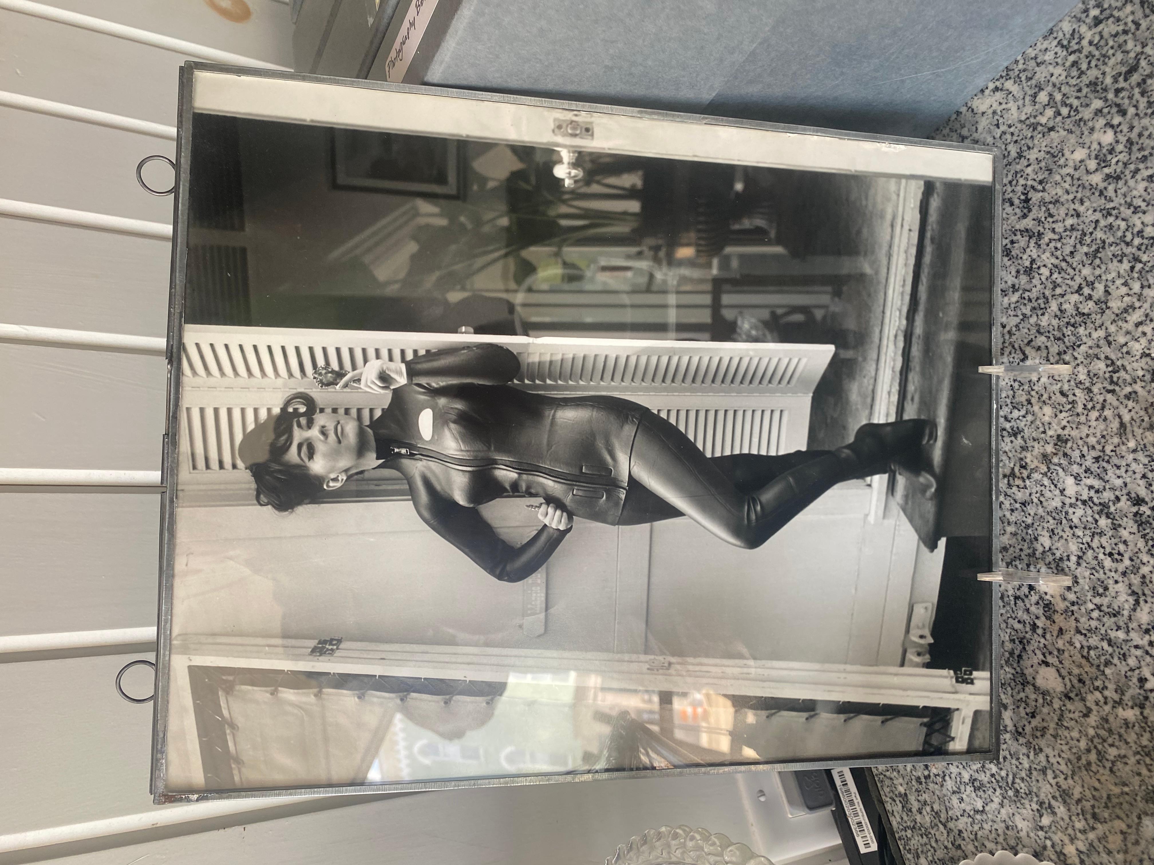 Foto in bianco e nero dell'artista jazz Miles Davis in cornice ebanizzata. In condizioni ottime in vendita a Buchanan, MI
